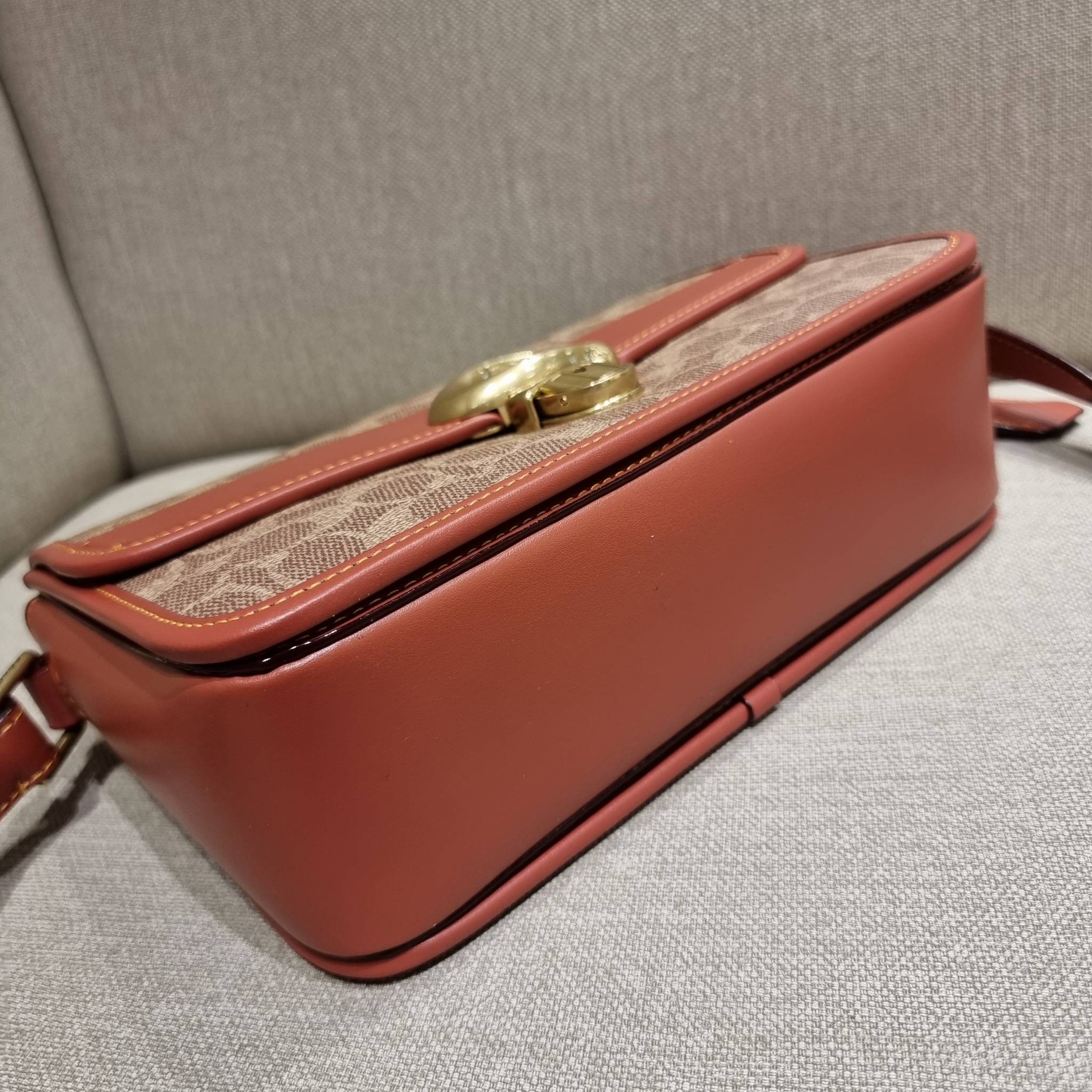 OUTLET 】COACH STUDIO SHOULDER BAG IN SIGNATURE CANVAS (C6639 C6640) สีใหม่รับความเฮง กับคอลเลคชั่นใหม่สุดอีกหนึ่ง!! มาแบบเลิศๆหรูๆมากแม่ กระเป๋าสะพายข้างลุคไฮน์ ที่ดีไซน์ออกมาได้ปัง และดูแพงมากๆ ด้วยดีเทลคลาสสิคผสานความเป็นเอกลักษณ์ เรียบง่ายแต่แฝงความมีด