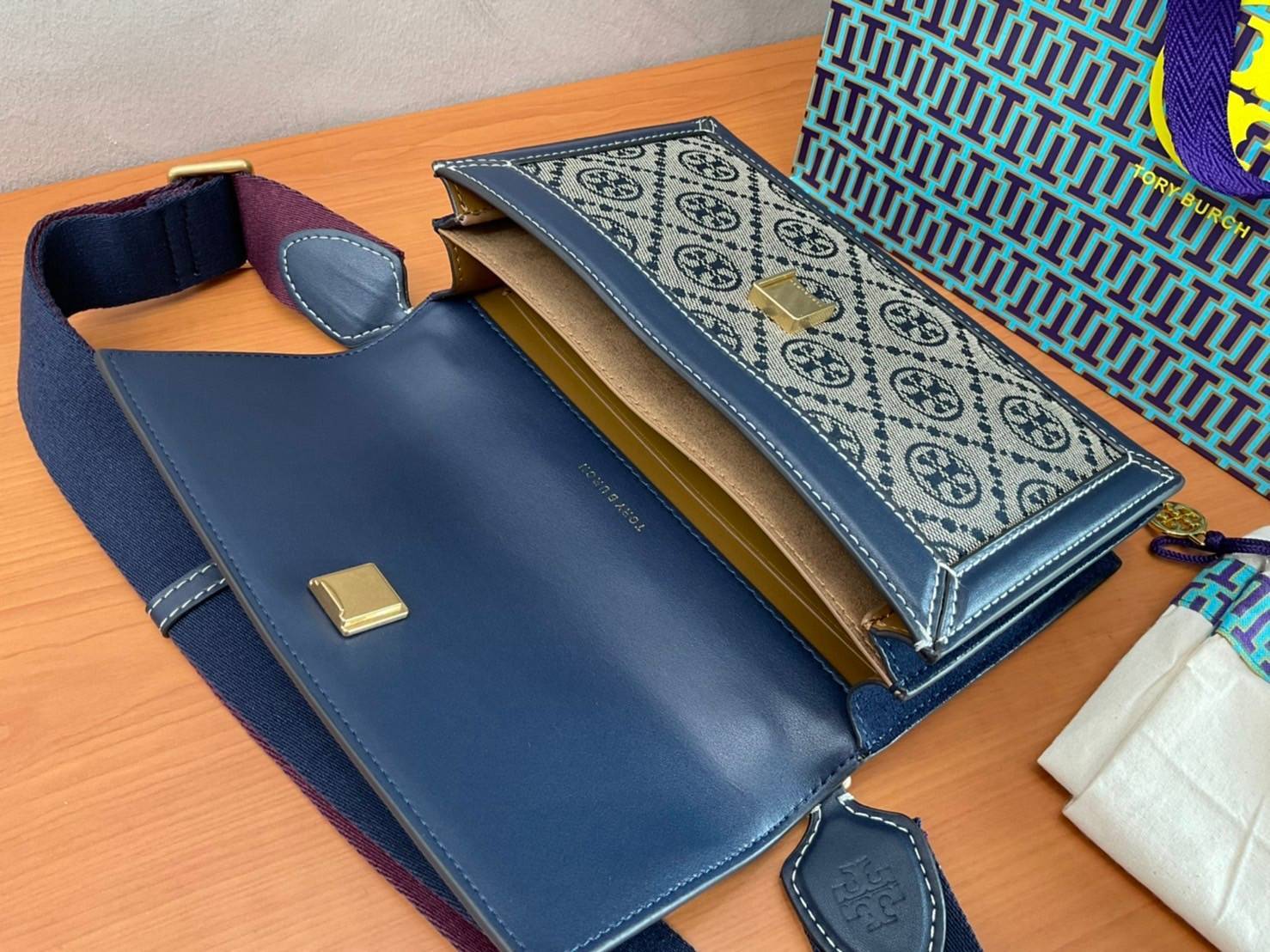 TORY BURCH 81000 MINI T MONOGRAM JACQUARD SHOULDER BAG คอลเลคชั่นฤดูใบไม้ผลิ 2021 กระเป๋าสะพายรุ่นใหม่จาก Tory Burch ดีไซน์สวยคลาสสิค แฝงไว้ด้วยความหรู ลวดลายผ้าแจ็คการ์ด T Monogram บนกระเป๋า Tory Burch นี้ เป็นการยกย่องให้กับงานควิลท์ชาวเพนซิลเวเนียดัตช์
