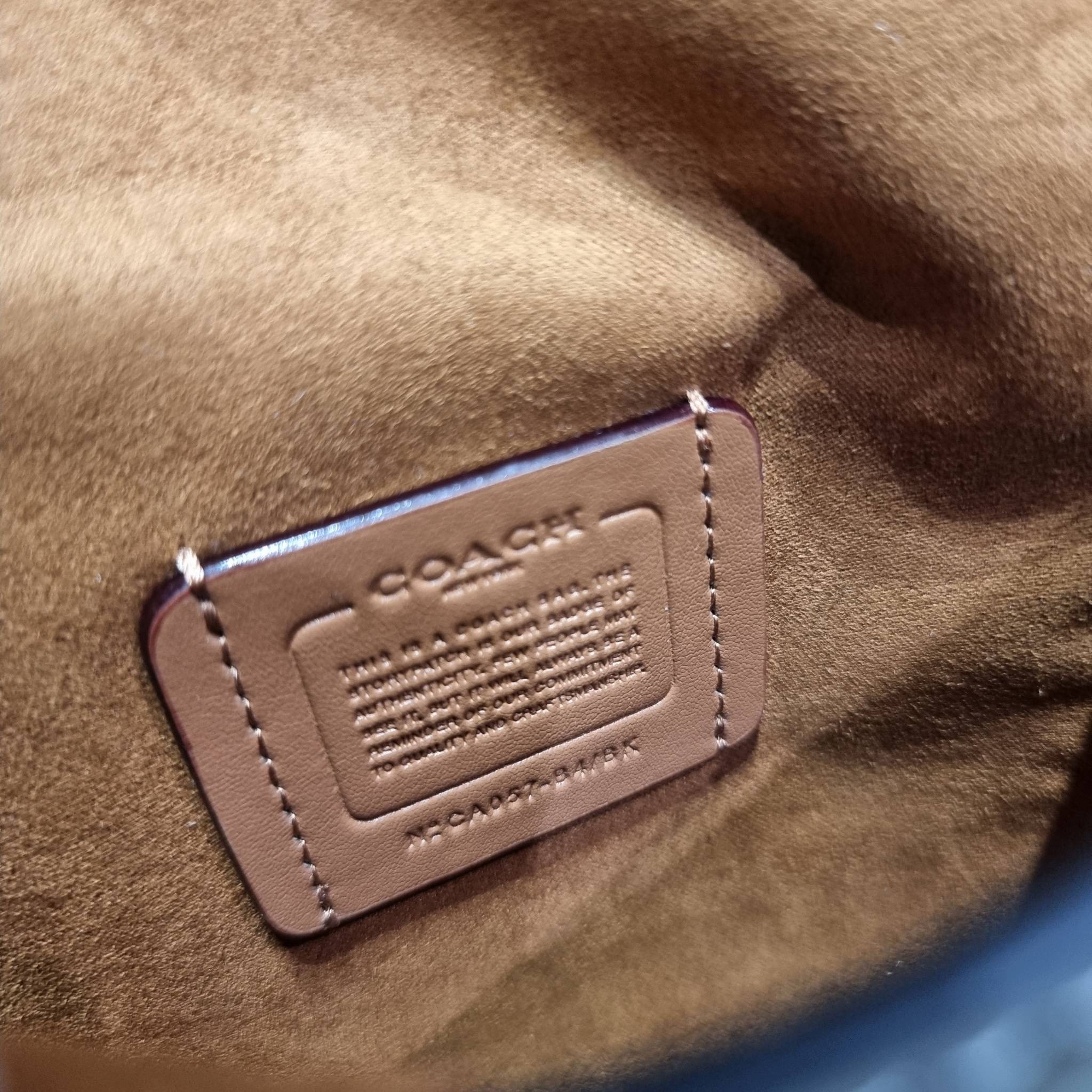 COACH CA057 TALL STUDIO CROSSBODY กระเป๋าสะพายข้างไซส์มินิ ดีไซน์ลูกคุณหนู น่ารักที่สุด!! น่าใช้ไม่อยากวาง!! ดีไซน์รูปทรงกำลังสวย ใช้งานสะดวกด้วยตัวกดเลื่อนล็อค วัสดุหนังแท้ สวยคม มาพร้อมสายสะพายข้างในตัว ใส่ของสำคัญแบบพกพาสะดวก ดีต่อใจจริงๆใบนี้ แนะนำไม่