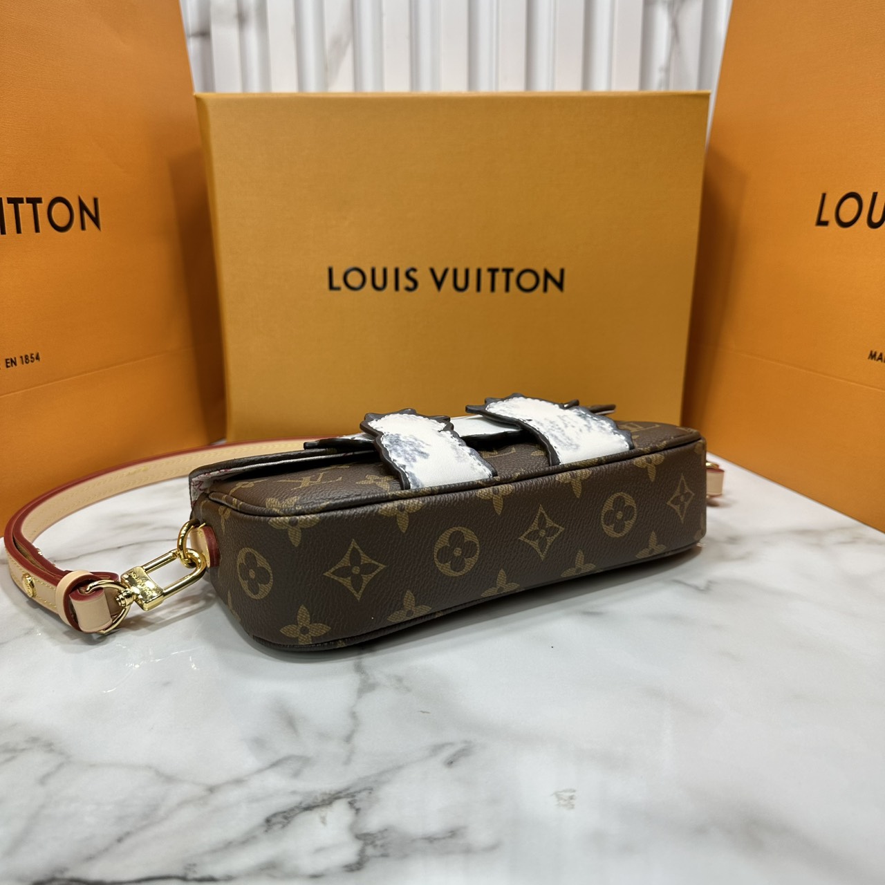 ORI หนังแท้ | LV Ivy chain wallet love of cats กระเป๋าสะพายไอวี่ดีไซน์กระเป๋าสตางค์ โดดเด่นด้วยการตกแต่งภาพประกอบแสนสดใสที่วาดมือลายน้องแมว พร้อมช่องใส่บัตร สายสะพายหนังและโซ่ถอดได้