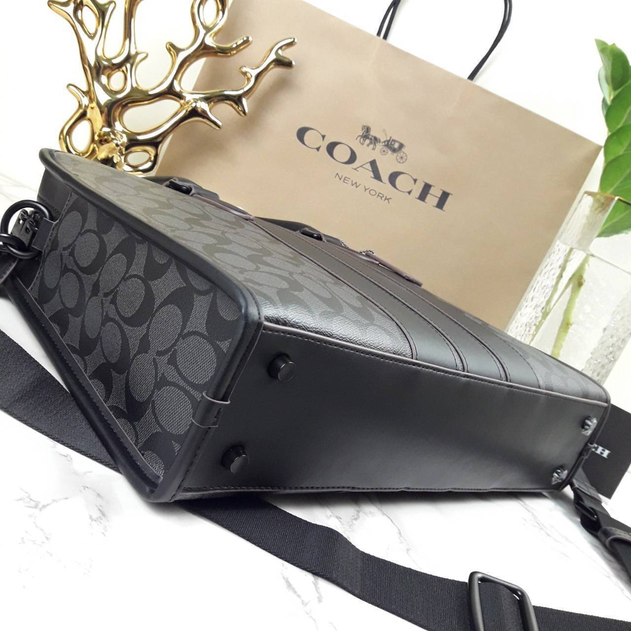 COACH BOND BRIEF IN SIGNATURE CANVAS (COACH F23212)🍁 หนุมๆสาวๆ สาวก Unisex พลาดไม่ได้เลย ลุยงานได้จริง รุ่นนี้เลย//วัสดุแคนวาส ผสมกับหนังแท้ คุณภาพ ทนทาน หนาแน่น ใส่เอกสาร ใส่โน๊ตบุ๊ค ลุยงานได้แบบ Real life จริงๆ ฟังก์ชั่นครบมาก >>มีสายสะพาย