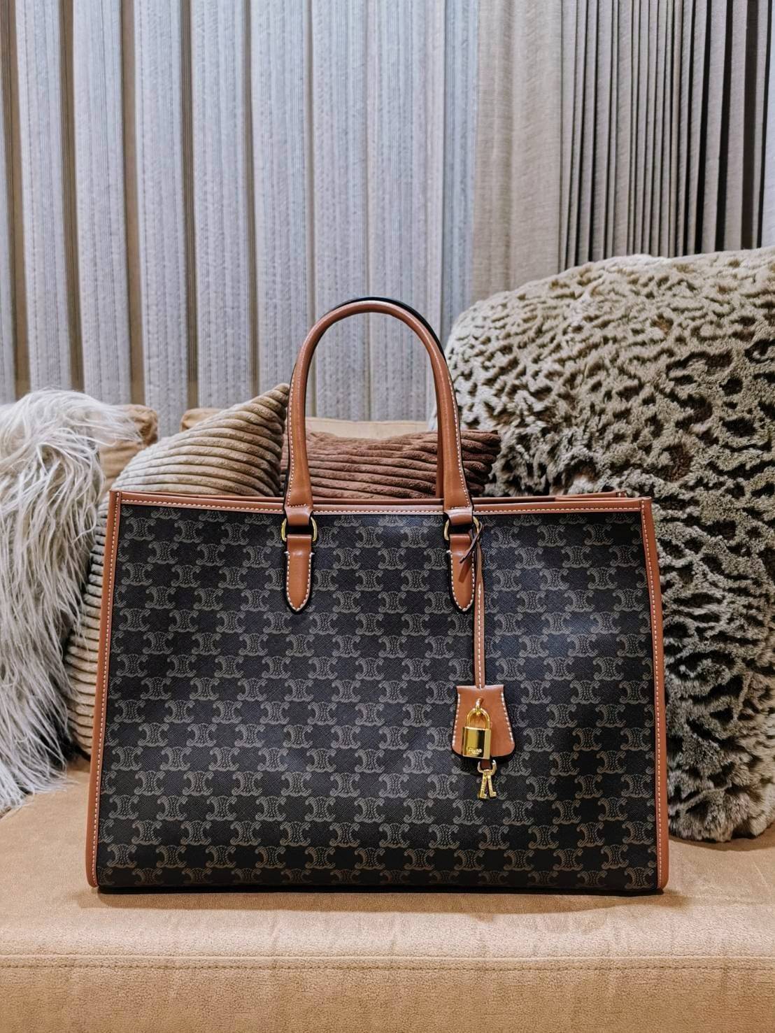 VIP 】CELINE LARGE TOTE BAG VIP GIFT WITH PURCHASE (GWP) กระเป๋าพรีเมี่ยมกิ๊ฟ Limited จาก CELINE HAUTE PARFUME DUTYFREE COUNTER วัสดุ TRIOMPHE CANVAS หนังแท้สวยอยู่ทรงดีไซน์หรูคลาสสิค มาพร้อมTAGสายหนังห้อยกุญแจทอง ภายในโล่งกว้างมีช่องซิป หัวซิปแบรนด์ สามาร