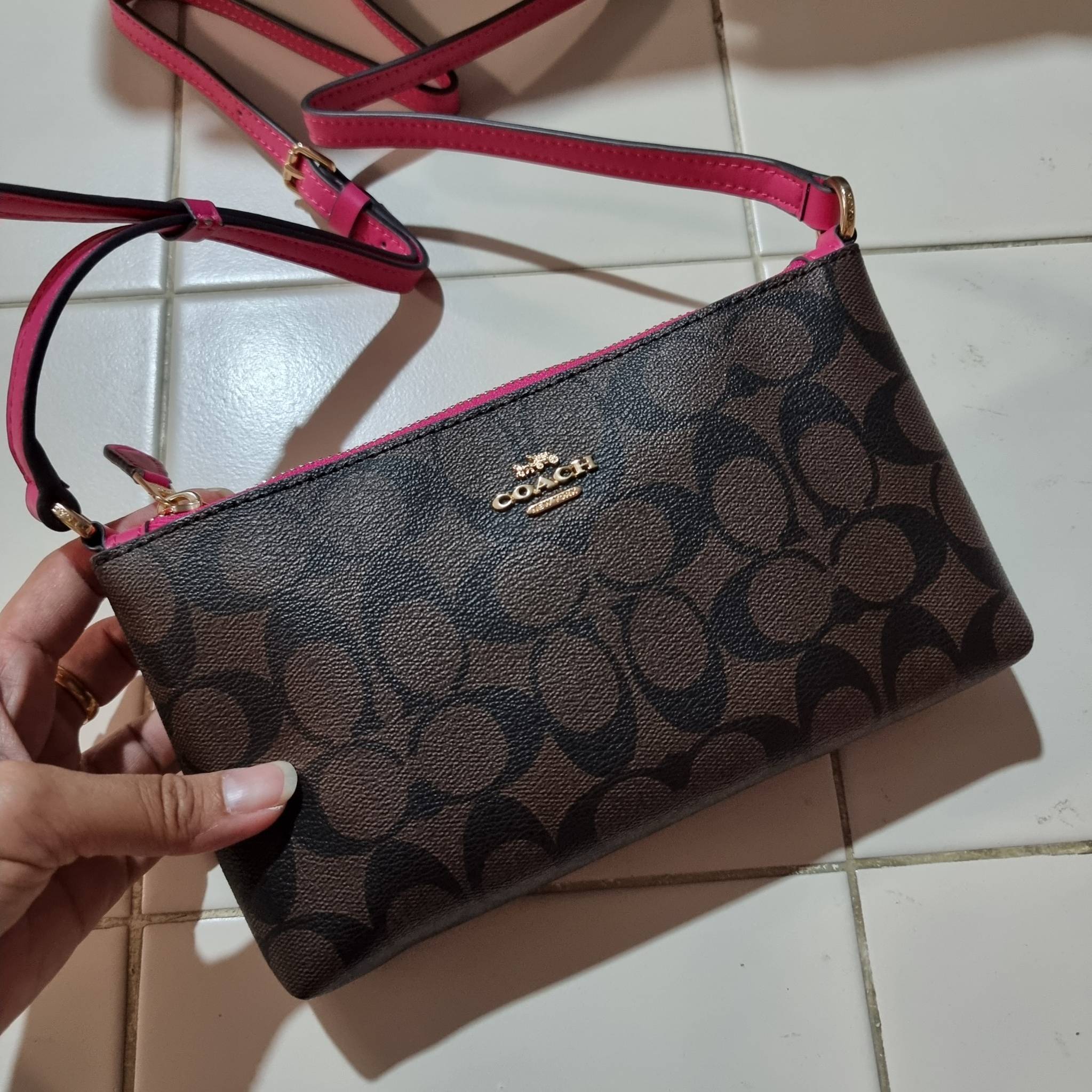 COACH C1653 ZIP TOP CROSSBODY SIGNATURE CANVAS คอลเลคชั่นใหม่ ปังและสวยไปอีกหนึ่ง สาวๆตามหาต้องไอเท็มนี้ กระเป๋าสะพายข้าง ใช้งานง่าย สายสะพายในตัว ปรับได้สบายๆ ดีไชน์รูปทรงออกมาคลาสสิค น่าใช้ วัสดุหนังแคนวาส เปิด-ปิดด้วยซิป ภายในเป็นช่องโล่ง มีช่องใส่บัตร