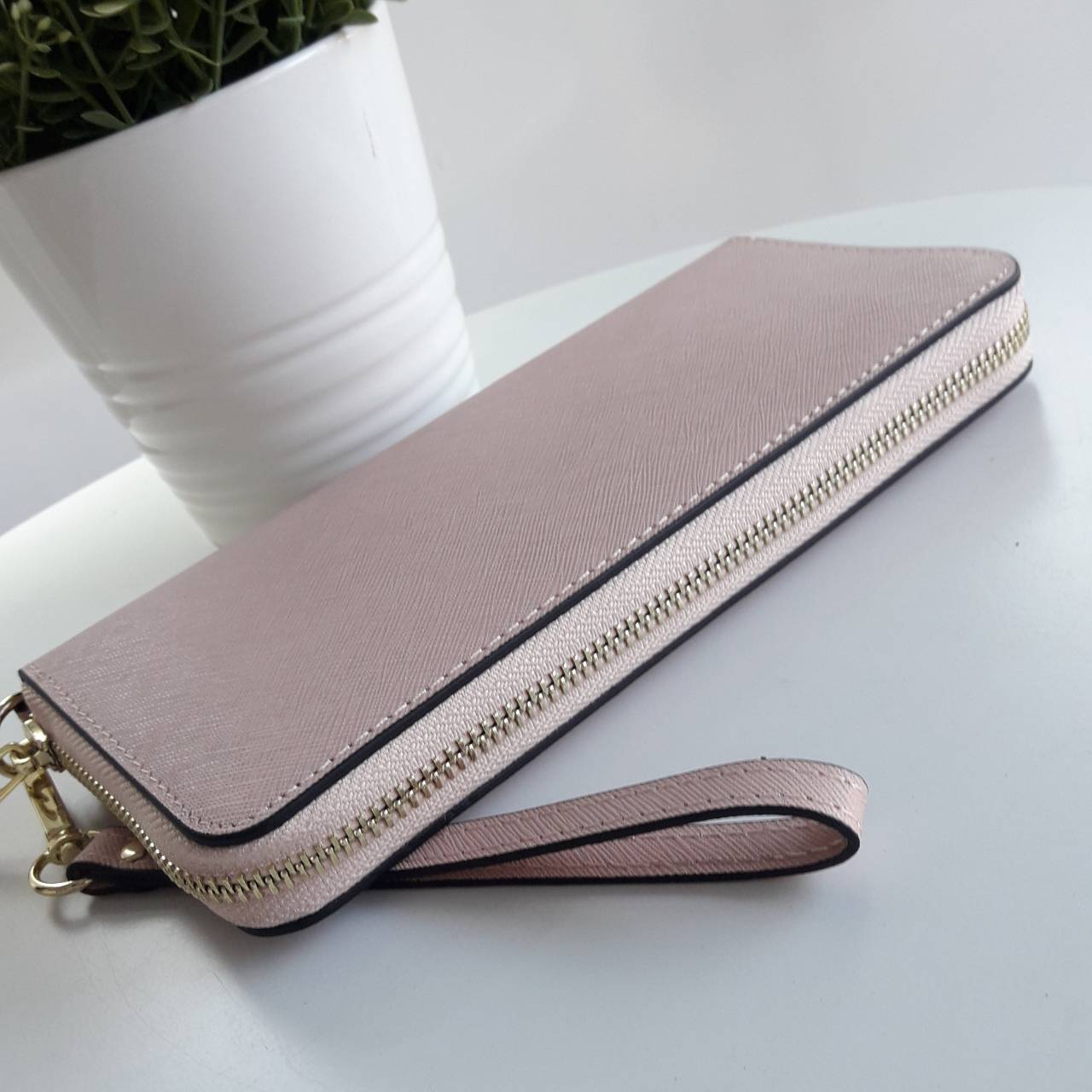 Best seller! งานขายดี รุ่นใหม่คะ Michael kors saffiano Wallet กระเป๋าสตางค์ใบยาว หนัง Saffiano ซิปรอบ สวยหรู มาก อะไหล่ปั้มโลโก้แบรนด์ ด้านในมีช่องใส่บัตร เยอะม้ากกก อีกด้านมีช่องแบงค์+ซิปใส่เหรียญ จุของได้เยอะจริงๆคะ ใส่ iphone 6+ ได้ สวยหรูดูดี อุปกรณ์ค