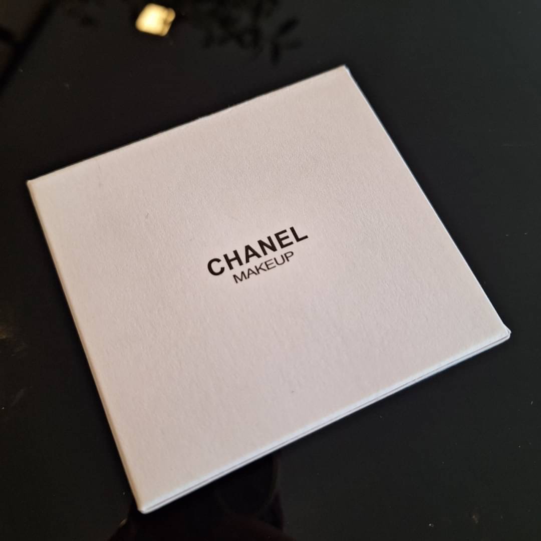 กระเป๋าสะพายข้างใบจิ๋ว งานปุ้กปิ้กน่ารัก CHANEL VIP BAG แบรนด์ดัง ตัวกระเป๋าหนังนิ่ม อยู่ทรง เปิดปิดด้วยซิปรอบ ด้านหน้าสกรีนโลโก้แบรนด์สีทอง