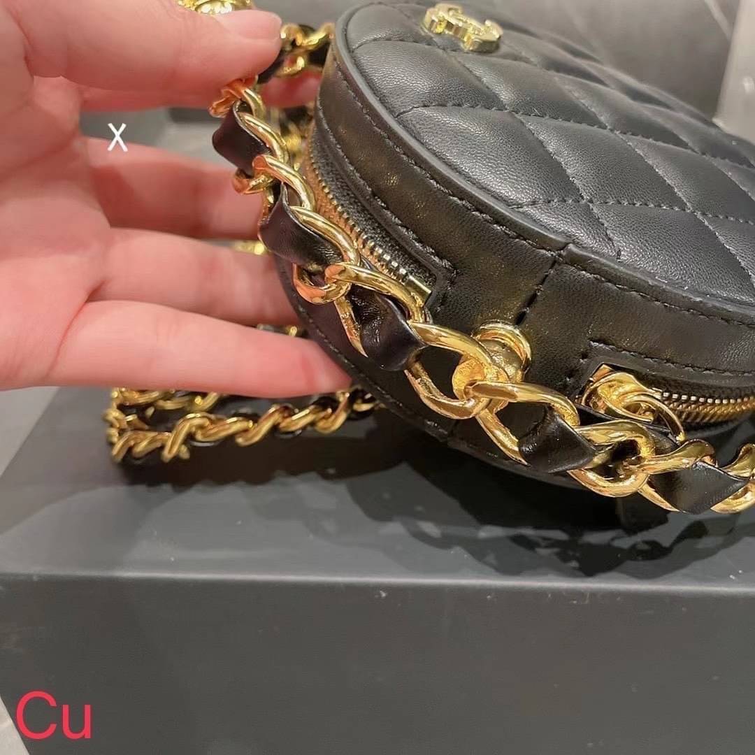 Chanel Round Clutch On Chain / CHANEL Mini Round Bag กระเป๋ามินิใบเล็กน่ารัก โดดเด่นด้วยรูปทรงกลมสุดชิค ตอบโจทย์และครองใจสาวๆ ได้อย่างแท้จริง