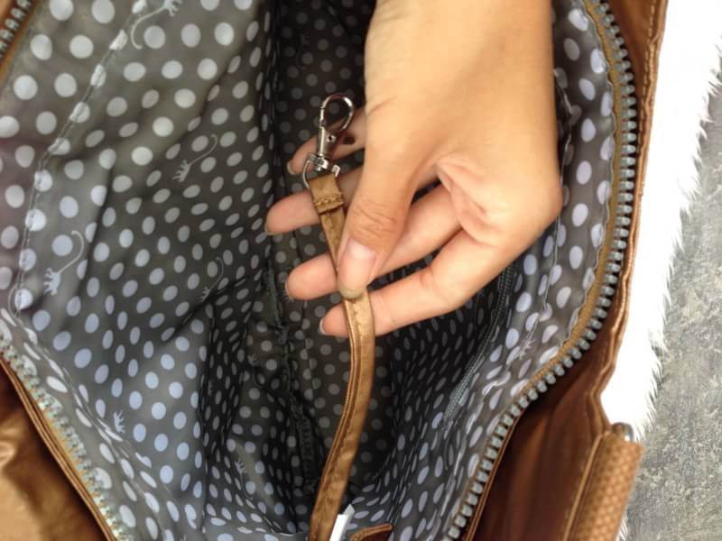 Kipling รุ่น Cicele กระเป๋าสะพายไหล่ใบใหญ่ สวยน่ารัก ตัวกระเป๋าด้านในเป็นช่องโล่งแบบปิดเปิดด้วยซิป มีช่องซิปด้านใน ด้านข้างกระเป๋า มี 2 ช่อง ปิดเปิด ด้วยเทป พร้อมที่ใส่โทรศัพท์ ปากกา และ MP 3 ในส่วนด้านใน และ ด้านข้างกระเป๋า ซ้าย-ขวา เป็นช่องขนาดเล็กสำหรั