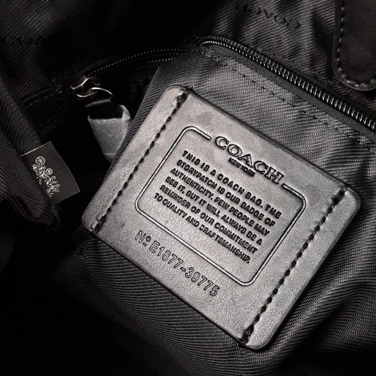 COACH METROPOLITAN PORTFOLIO IN SIGNATURE CANVAS (COACH 39775)🍁 เอาใจสาย smart กับรุ่นยอดฮิต ใช้งานได้ลงตัวสุดๆ ถือว่าเป็นอีกรุ่นที่ถามกันเข้ามาเยอะมากๆ และใช้งานได้ครบฟังก์ชั่นจริงๆ >>วัสดุแคนวาส สลับหนังแท้ หนังคุณภาพมากๆ มีสายสะพายยาว ถอด