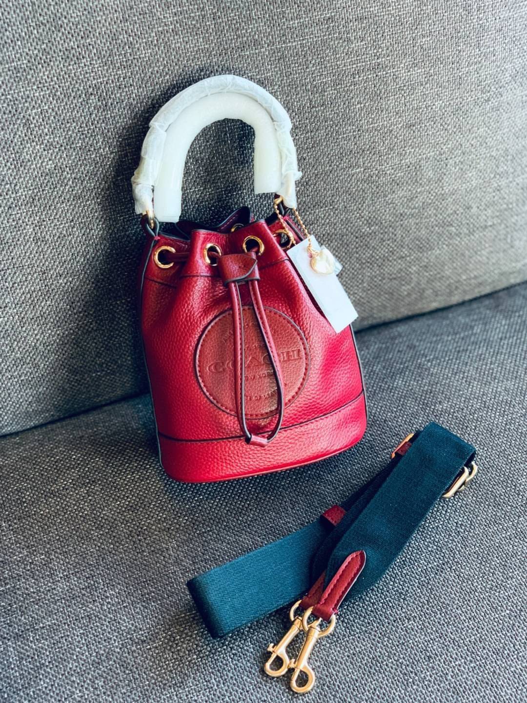 OUTLET 】COACH Dempsey Bucket Bag 15 With Coach Patch And Heart Charm ((C5121//C5112//C5114)) น้องน่ารักมากๆ นาทีนี้ต้องมีแล้วล่ะคะ! พร้อมส่งที่ไทยครบสีค่ะ! กระเป๋าหิ้ว//สะพายครอสบอดี้ร์ได้ หนังแท้สวยงามมากๆค่ะ ❤️มาพร้อมพวงรูปหัวใจแบรนด์+ป้ายหนังห้อ