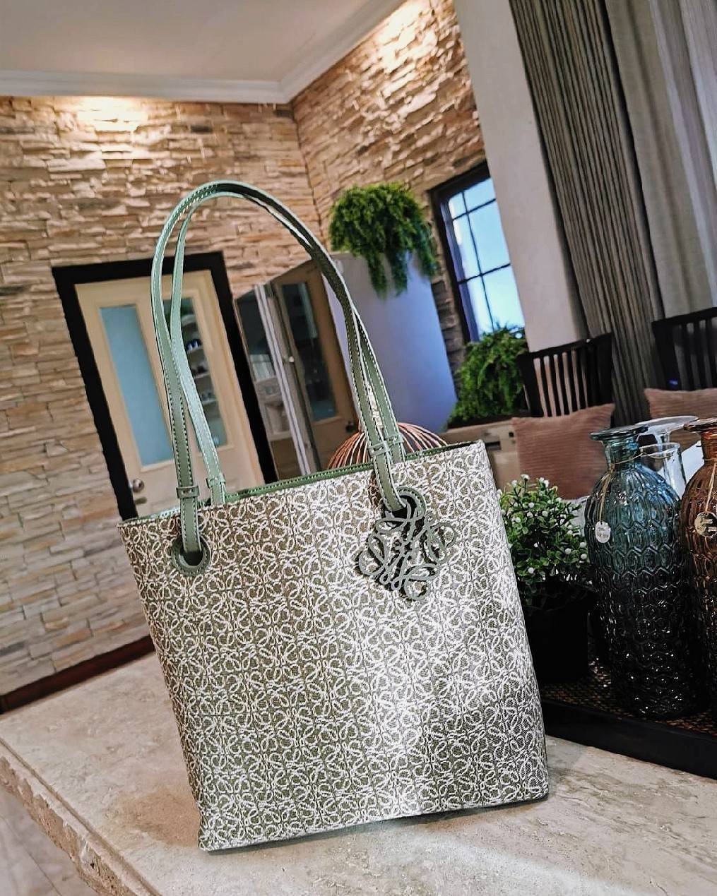 LOEWE ANAGRAM TOTE BAG VIP ไอเท็มใหม่! ดีไซน์สวยคงเอกลักษณ์ด้วยวัสดุ Anagram Canvas Jacquard Fabric ผสมผสานหนังแท้ Calfskin ลงตัวสุดคลาสสิค ขนาดกำลังดี น้ำหนักเบา ใส่เอกสาร A4 Notebook ipad ของใช้ได้เยอะ หูหิ้วหนังจับแข็งแรง สะพายไหล่ได้ พร้อมส่งที่ไทยสุด