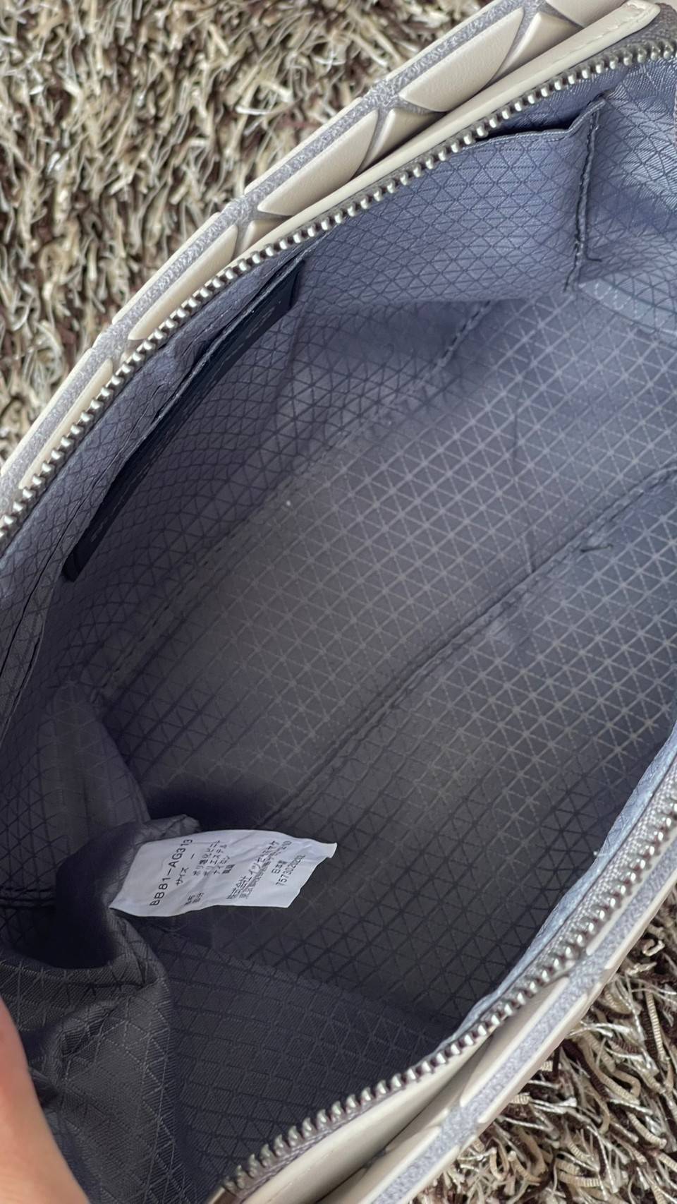 BAO BAO ISSEY MIYAKE Crystal Shoulder Bag งานดีไซน์ที่ดูเรียบง่ายทั้งรูปแบบการใช้งาน มีช่องเปิดปิดแบบซิปเพื่อให้คุณพกพาของมีค่าได้อย่างสบายใจป้องกันสิ่งของตกหล่น