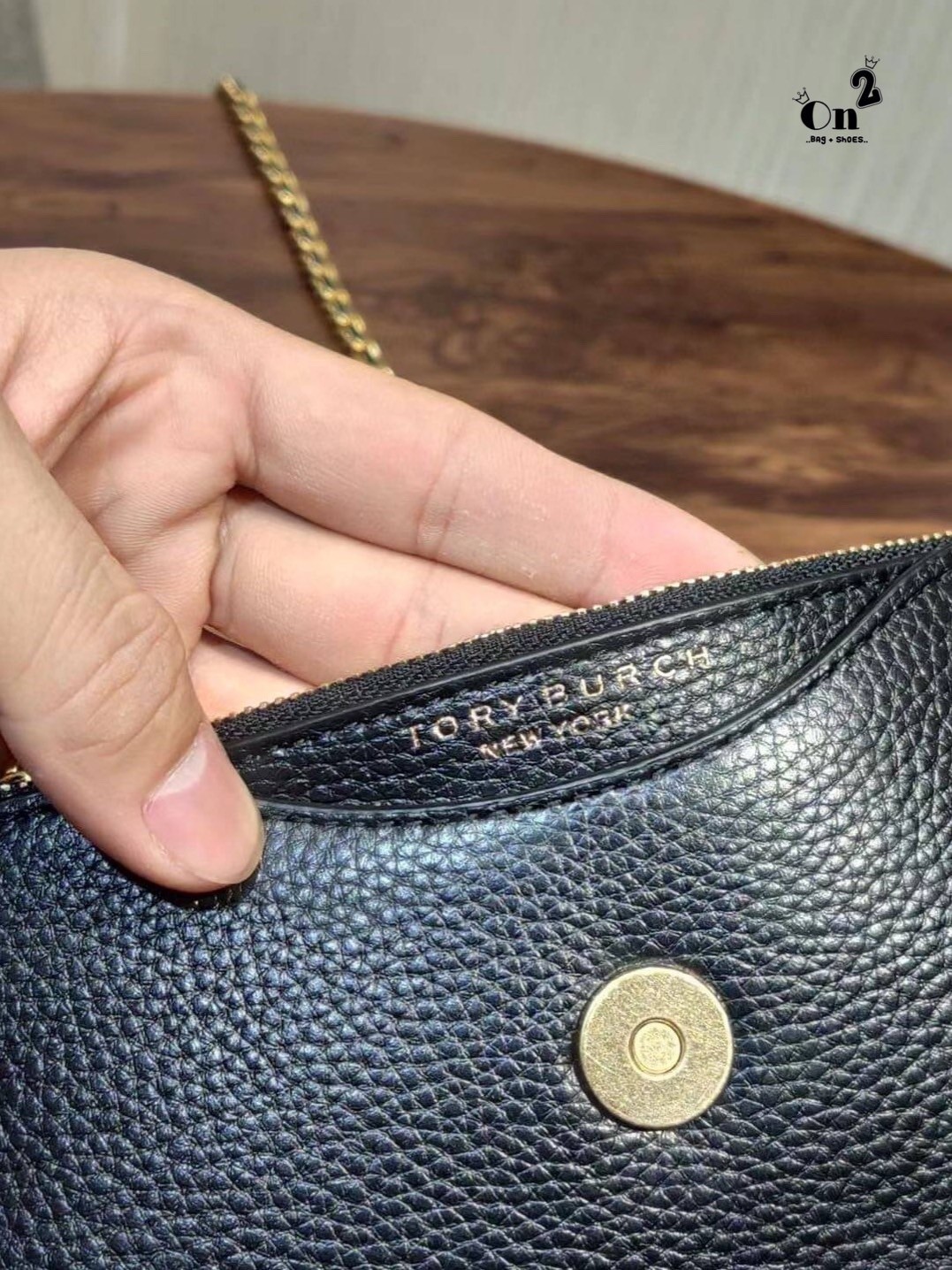 TORY BURCH BRITTEN MINI TOP HANDLE BAG พร้อมส่งที่ไทย กระเป๋าสะพาย Crossbody วัสดุหนังวัวแท้ การออกแบบเรียบง่าย ยังคงความหรูหราเอาไว้ มาพร้อมสายยาวโซ่อะไหล่ทองสลับหนัง ถอดออกได้ ตอบสนองการใช้งานได้ดี มีหูหิ้วด้านบนสามารถใช้งานได้ในหลายโอกาสค่ะ