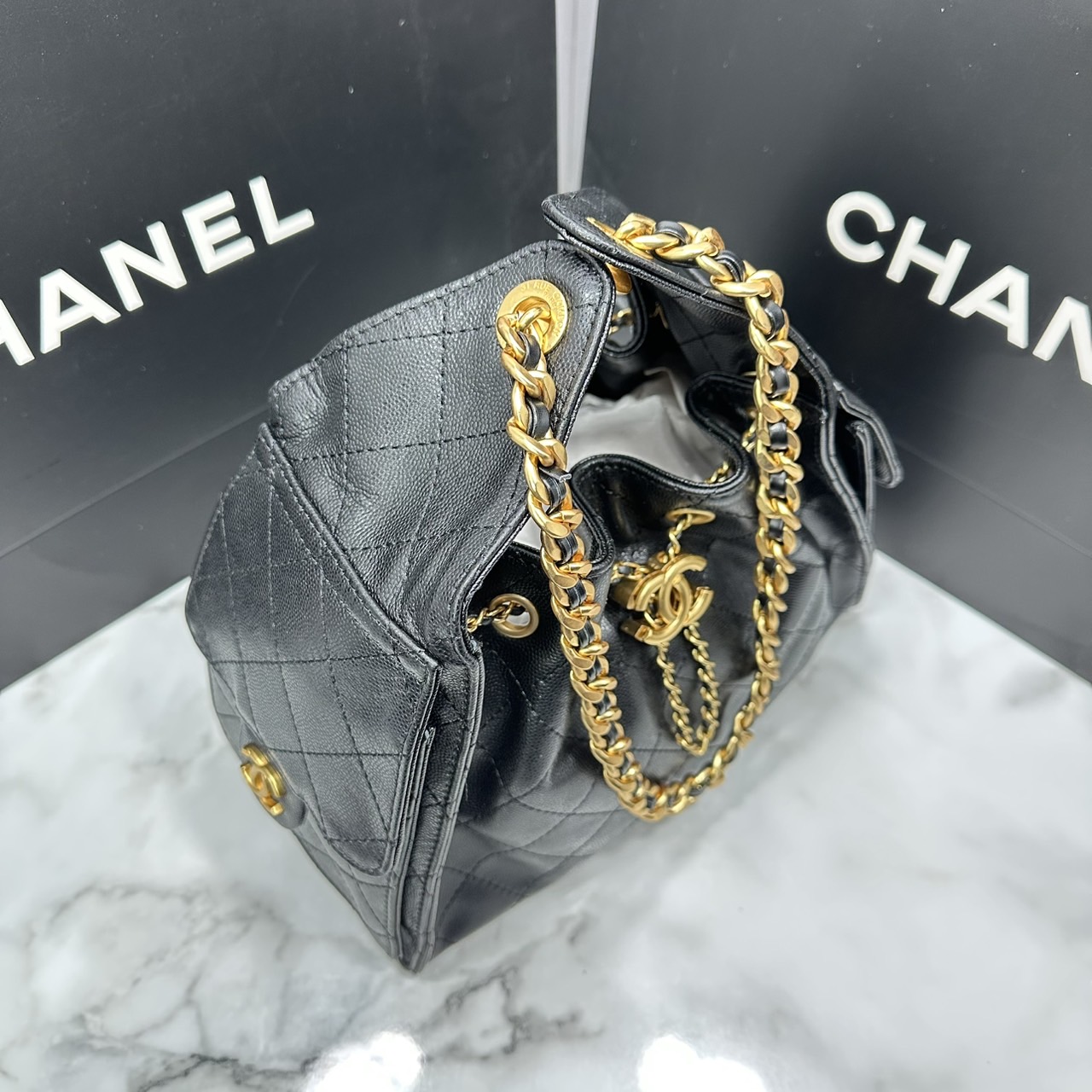 ORI หนังแท้ | 25cm CHANEL 25 Small Handbag Spring-Summer 2025 กระเป๋าสะพายรุ่นใหม่สุดฮอตแห่งปี หนังแท้ลายเกรน ที่สุดแห่งความไอคอนิก มาพร้อมใบเล็ก อะไหล่สีทองสวยหรู