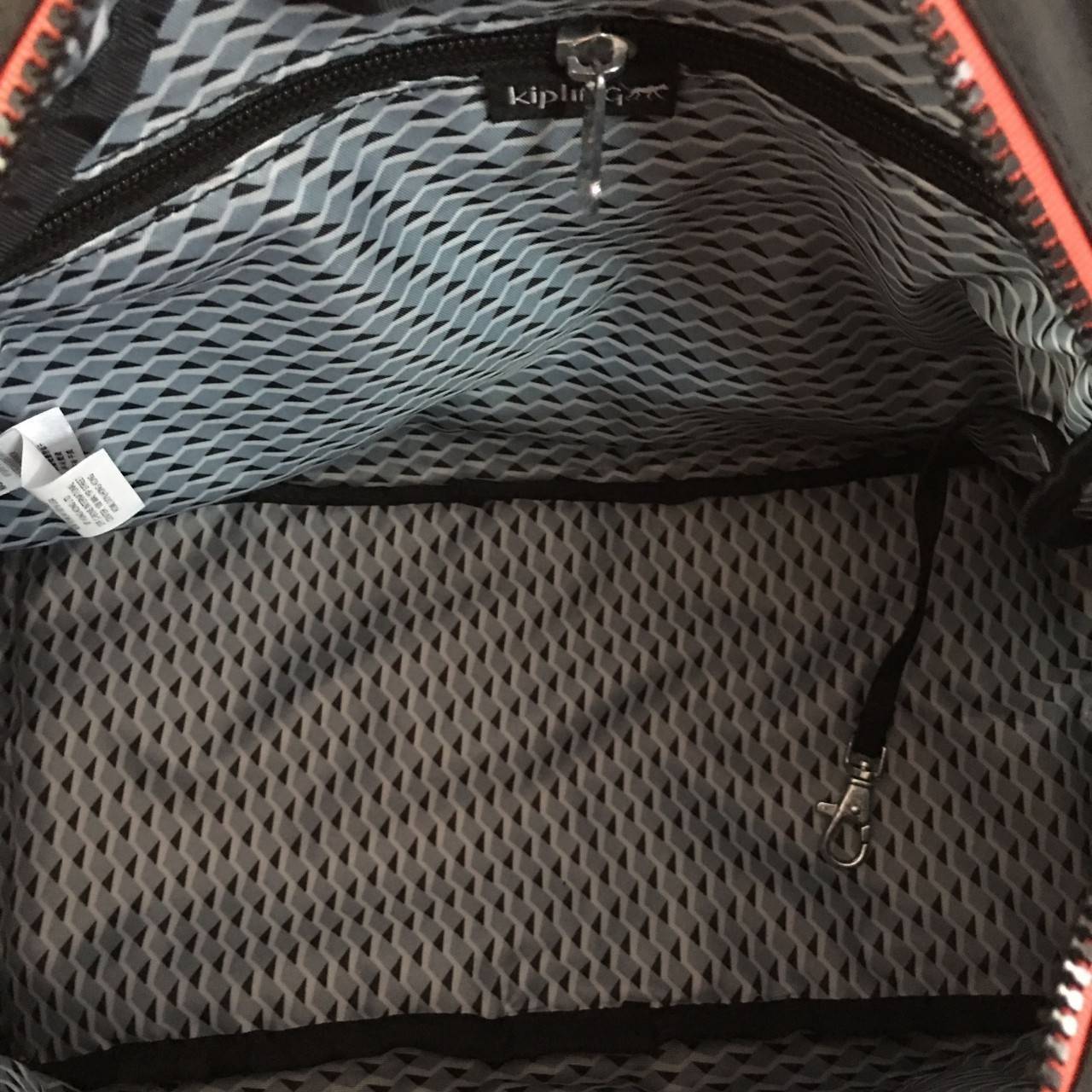 Kipling K13636 Defea Handbag ใช้สำหรับถือ/สะพายข้างได้ค่ะ สายถอดออกได้ ด้านหน้ามี 2 ช่องซิปและยังช่องซิปเชียงและช่องอื่นอีก ด้านหลังมีอีก 1 ช่องซิปยาวค่ะ ปากกระเป๋าหลักด้านบนปิด 2 ซิป ก้นมีฟองน้ำกันกระแทก มีช่องซิปอีก 1 ช่อง ช่องเล็กอีกตามรูป ใช้ได้ทุกโอก