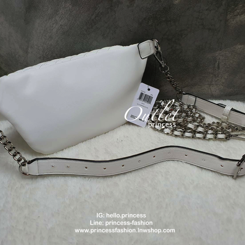 กระเป๋า Guess รุ่นนี้คาดเอว/คาดอก/สะพายข้างได้ครบทุกฟังก์ชั่น ด้านหน้าหนังเป็นลายตาราง ติดโลโก้แบรนด์รูปสามเหลี่ยมด้านหน้า เปิดปิดด้วยซิปยาว ด้านในเป็นช่องกว้างมีช่องซิปด้านใน ตัวกระเป๋าด้านหลังเป็นหนังเรียบ รุ่นนี้มีสายสะพายมา 2 เส้น เส้นแรกเป็นสายหนังปร