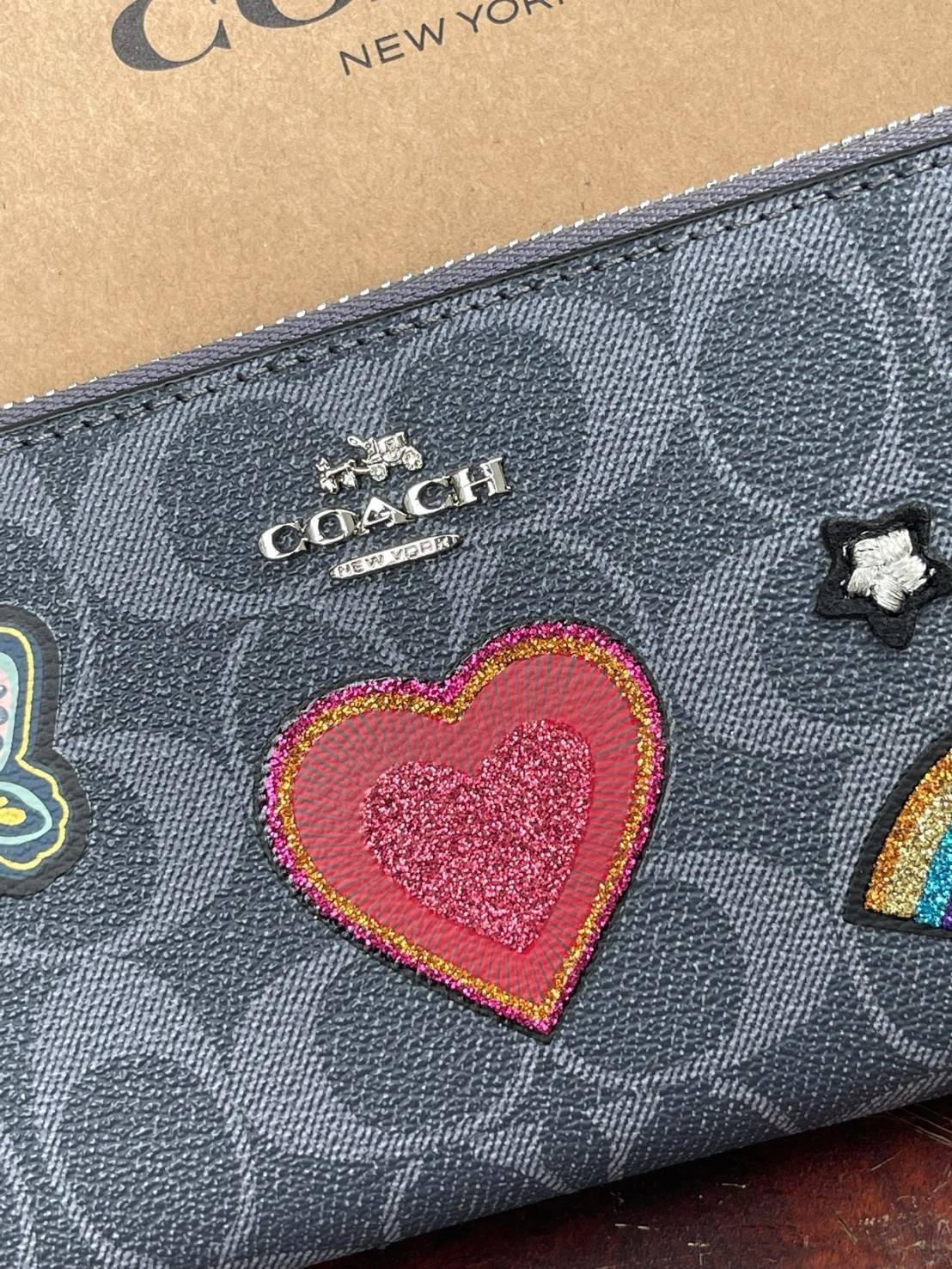 COACH ACCORDION ZIP WALLET IN SIGNATURE CANVAS กระเป๋าสตางค์ใบยาวนี้ที่เหมาะกับการใช้งานทุกรูปแบบ นอกจากเพิ่มความมั่นใจแล้ว ยังทำให้ชีวิตของเราง่ายขึ้นอีกด้วย โดยการเปิดปิดแบบซิปรอบ สามารถใส่ธนบัตร เหรียญ บัตรต่างๆได้หลายใบเลยทีเดียว ขนาดของกระเป๋าสามารถถ