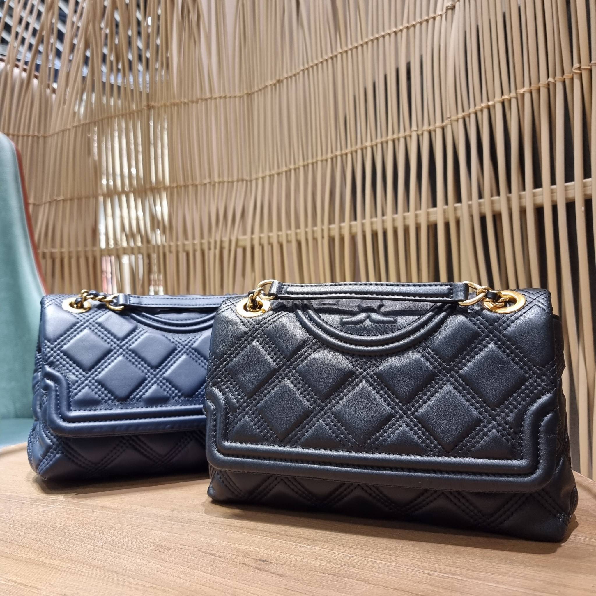 TORY BURCH FLEMING SOFT CONVERTIBLE SHOULDER BAG รุ่นหายากที่สาวๆตามหา มาพร้อมเสิร์ฟความสวยถึงบ้านไปเลยจ้า รอบนี้คัดสีสวยๆมาให้ได้ช้อปกันอย่างจุใจไปเลย กระเป๋าสะพายไหล่ หนังแท้นิ่มเต็มใบ สวยหรูดูแพง เปิด-ปิดด้วยตัวกดล็อคแน่นหนา สายสะพายในตัวปรับใช้ได้ 2 แ