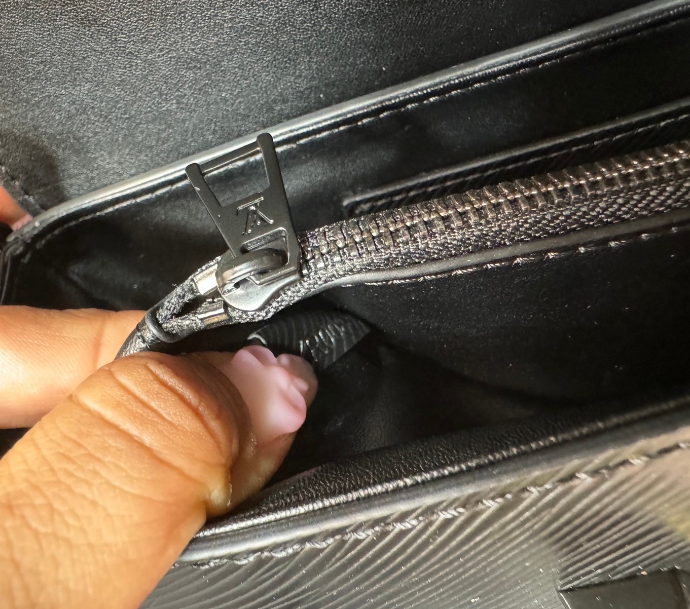 ORI หนังแท้ | LV Twist West Bag กระเป๋าสะพายหนัง Epi ลายเกรน สุดคลาสสิกมาดีไซน์ใหม่ในรูปทรงยาวเผยลุคมีระดับเหนือกาลเวลา ความหรูหราเข้ากับสตรีตสไตล์