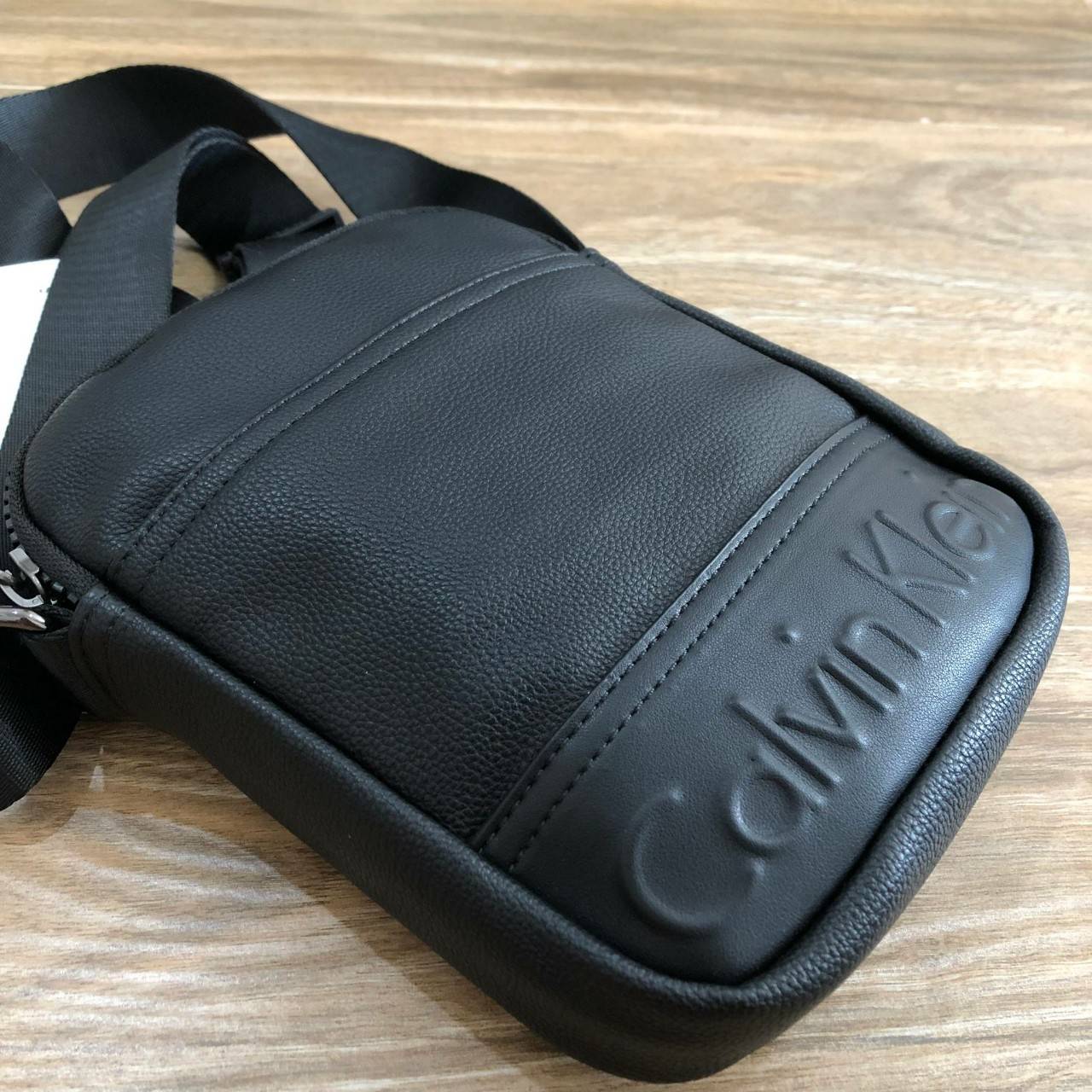CALVIN KLEIN JEANS CROSSBODY BAG กระเป๋าสะพายจาก Calvin Klein Jeans วัสดุหนังpuคุณภาพดีเนื้อนิ่ม น้ำหนักเบา กันน้ำ ด้านหน้ามีปั้มโลโก้ เปิดปิดด้วยซิปสะดวกใช้ หัวซิปแบรนด์ ด้านหน้ามีช่องโล่งไว้ใส่ของหยิบใช่สะดวก ภายในมีโลโก้เเละช่องโล่ง ใส่กระเป๋าสตางค์ใบย