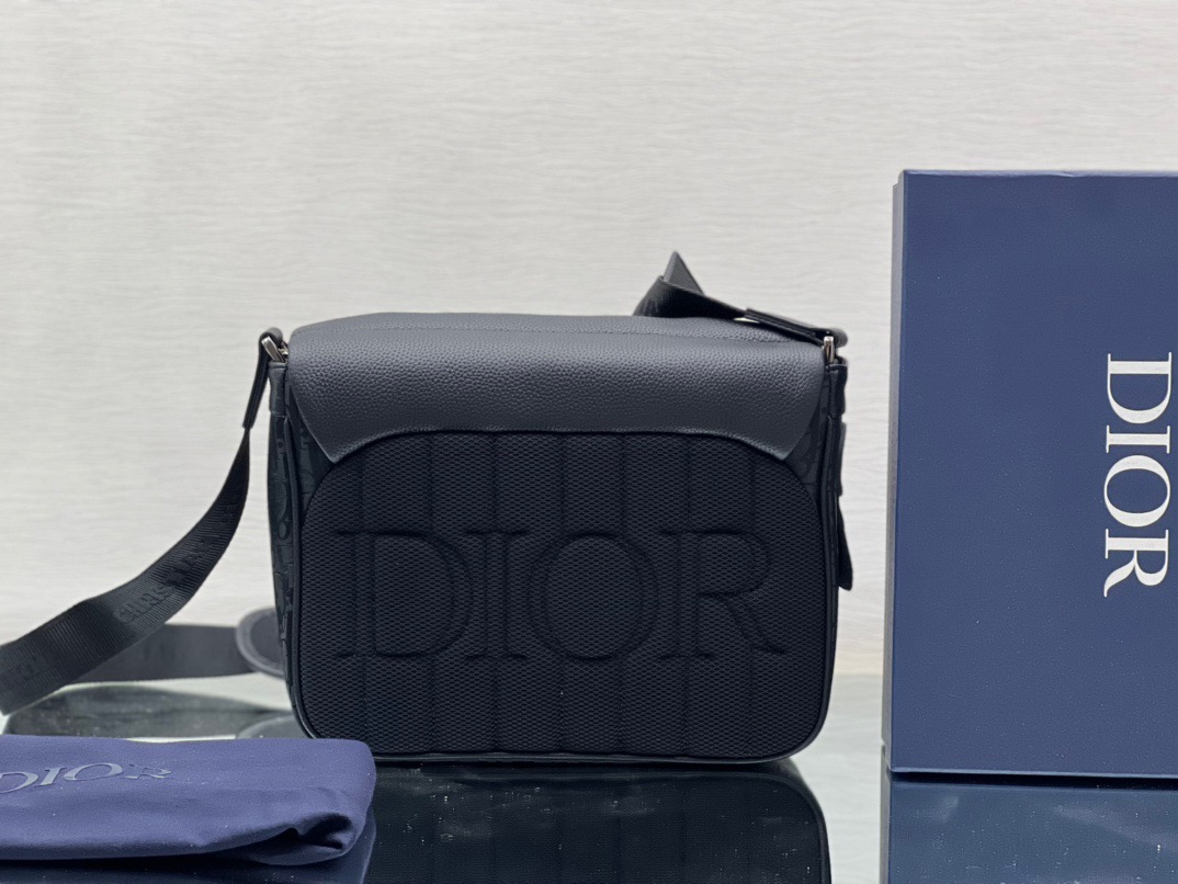 Dior Explorer Messenger Bag Black / Dior messenger bag / Dior Oblique Mirage Technical Fabric and Grained Calfskin เกรดเทพออริจินอล หนังแท้ ภาพถ่ายจากสินค้าจริง ใช้งานต่างประเทศได้