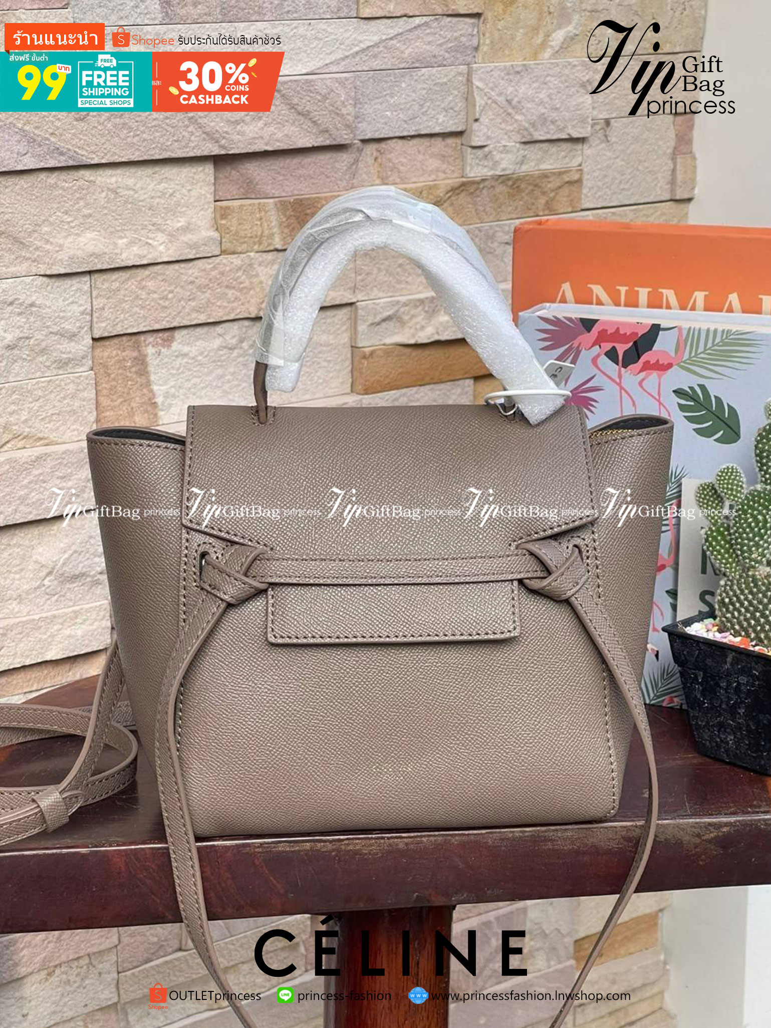 Celine NANO BELT BAG กระเป๋ารุ่น Belt Bag จาก CELINE เป็นกระเป๋าถือที่มีสไตล์มินิมอล และดูเรียบง่าย แต่หรูหรา ครองใจสาวก CELINE ได้เป็นอย่างดี โดยรวมแล้วรูปทรงของกระเป๋าถือว่าออกแบบมาได้อย่างพอดี ไม่มากหรือน้อยจนเกินไป คือช่วยให้คุณดึงดูดสายตาของผู้คนให้ม