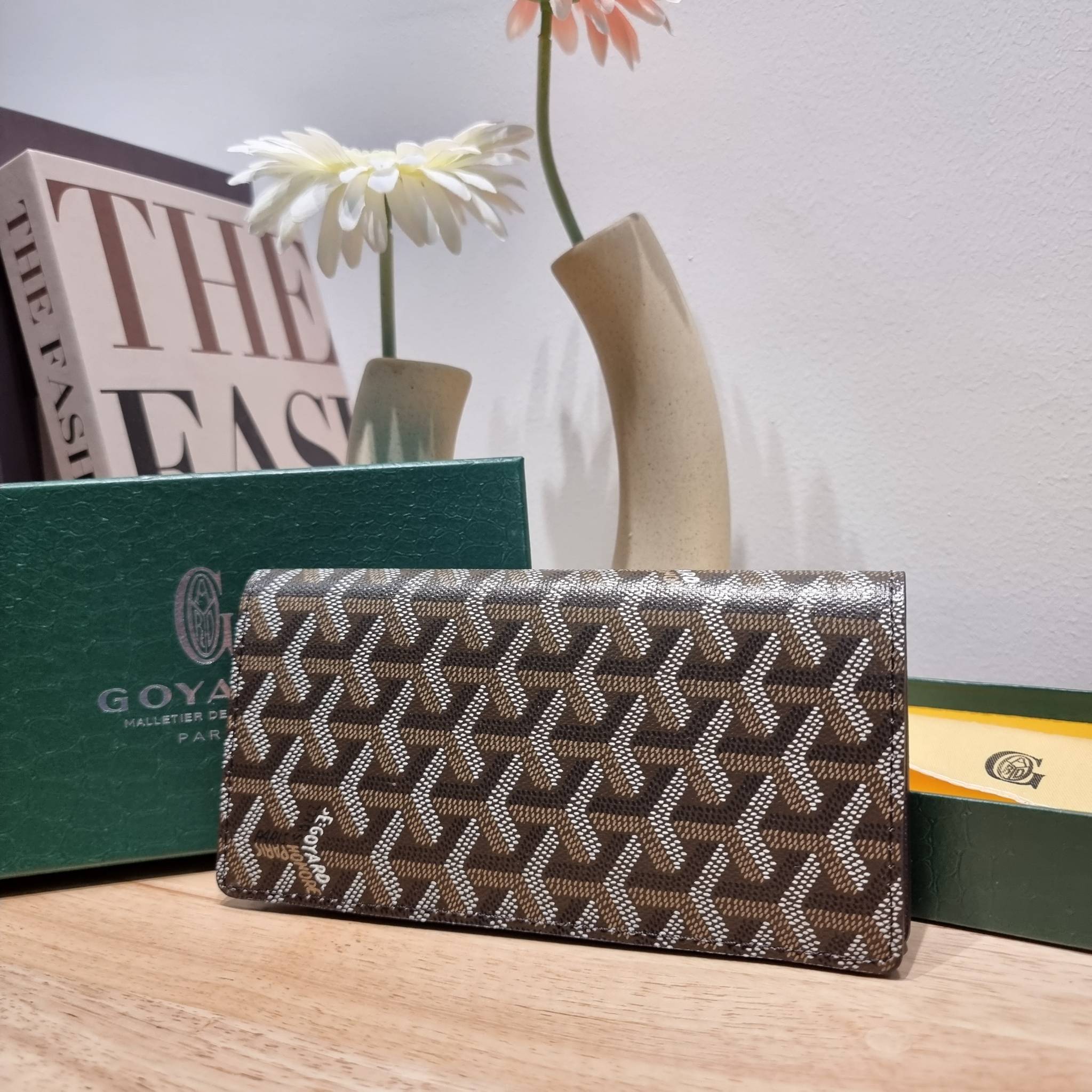 Goyard Bi Fold Long Wallet / GOYARD FLAP WALLET / Goyard Long Wallet กระเป๋าสตางค์ใบยาว รุ่น unisex ที่ใช้ได้ทั้งหนุ่มๆและสาวๆ ไอเท็มนี้ตอบโจทย์สำหรับคนที่ชอบเก็บบัตรเยอะๆ