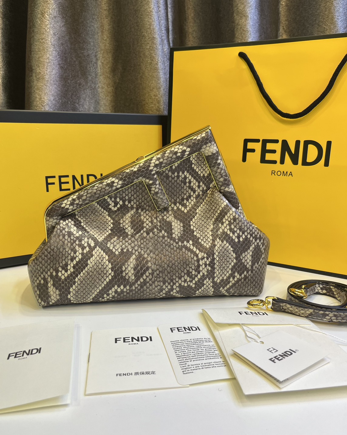 พร้อมส่ง 6 สี FENDI First Midi bag กระเป๋าทรงคลัชมาพร้อมสายสะพาย รูปลักษณ์สวยงามทันสมัย 🧡 เกรดออริจินอล 1:1 สลับแท้ ใช้งานต่างประเทศได้