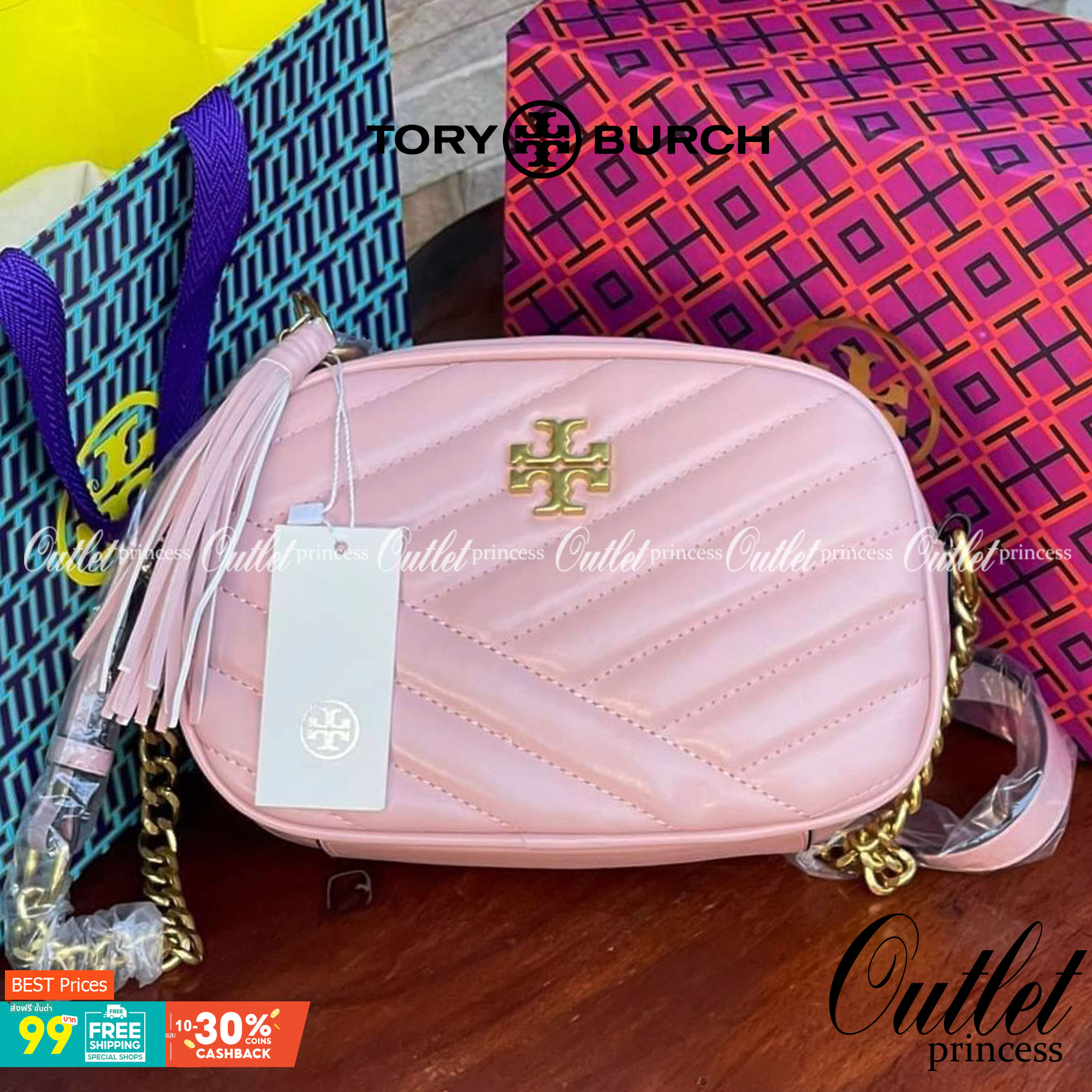 Tory Burch KIRA CHEVRON SMALL CAMERA BAG สาว ๆ ลุคคุณหนูไม่ควรพลาด Collection นี้เลยนะคะ เพราะ Kira Chevron เป็นรุ่นที่ตอบโจทย์และครองใจสาว ๆ ได้อย่างแท้จริง เนื่องจากมีดีไซน์เรียบหรู โดยใช้เทคนิคการเย็บบนหนังเป็นลายเส้น (Chevron) ทำให้กระเป๋าดูมีราคามากย
