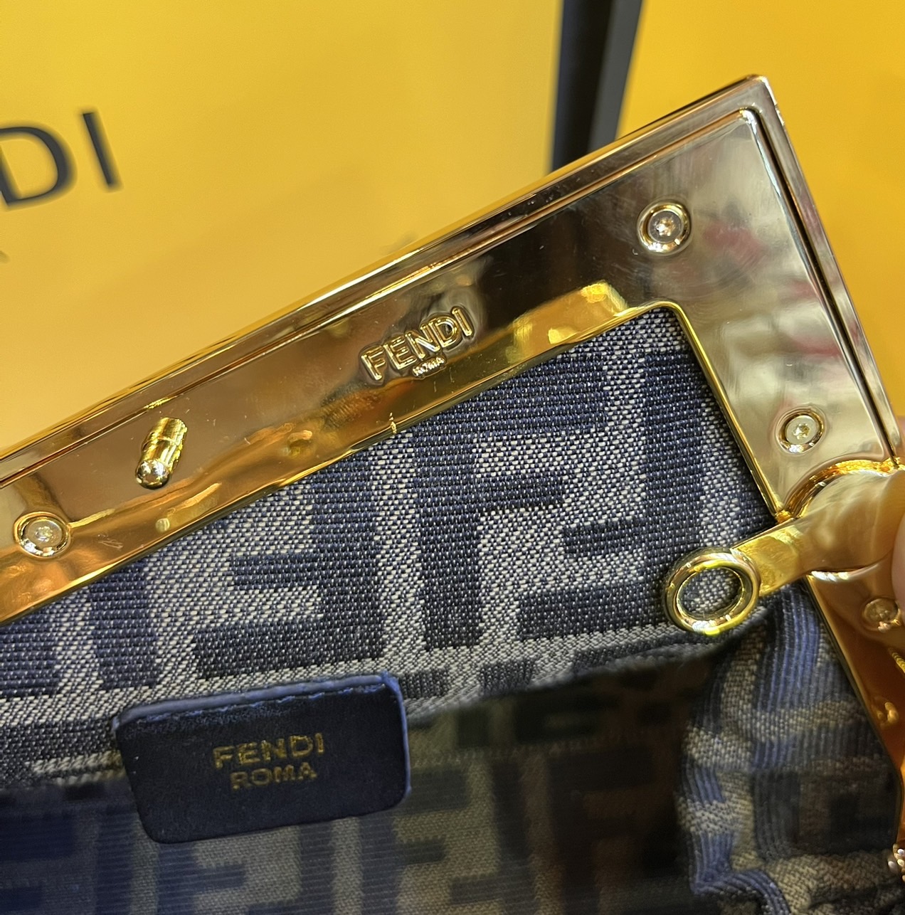 พร้อมส่ง 6 สี FENDI First Midi bag กระเป๋าทรงคลัชมาพร้อมสายสะพาย รูปลักษณ์สวยงามทันสมัย 🧡 เกรดออริจินอล 1:1 สลับแท้ ใช้งานต่างประเทศได้