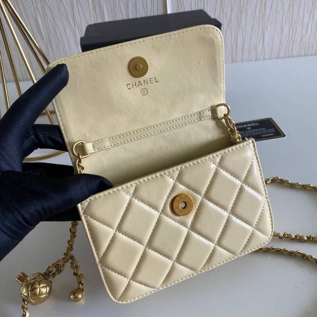 VIP GIFT 】หนังแกะแท้ CHANEL lambskin small shoulder bag with chain เรียบหรู ดูดี ดีไซน์สุดคลาสสิค ใช้ออกงานได้เลย มีสายโซ่อะไหล่ทองรมควันอย่างลงตัว ไอเท็มแนะนำพร้อมส่งที่ไทยราคาสุดคุ้มห้ามพลาดค่ะ!