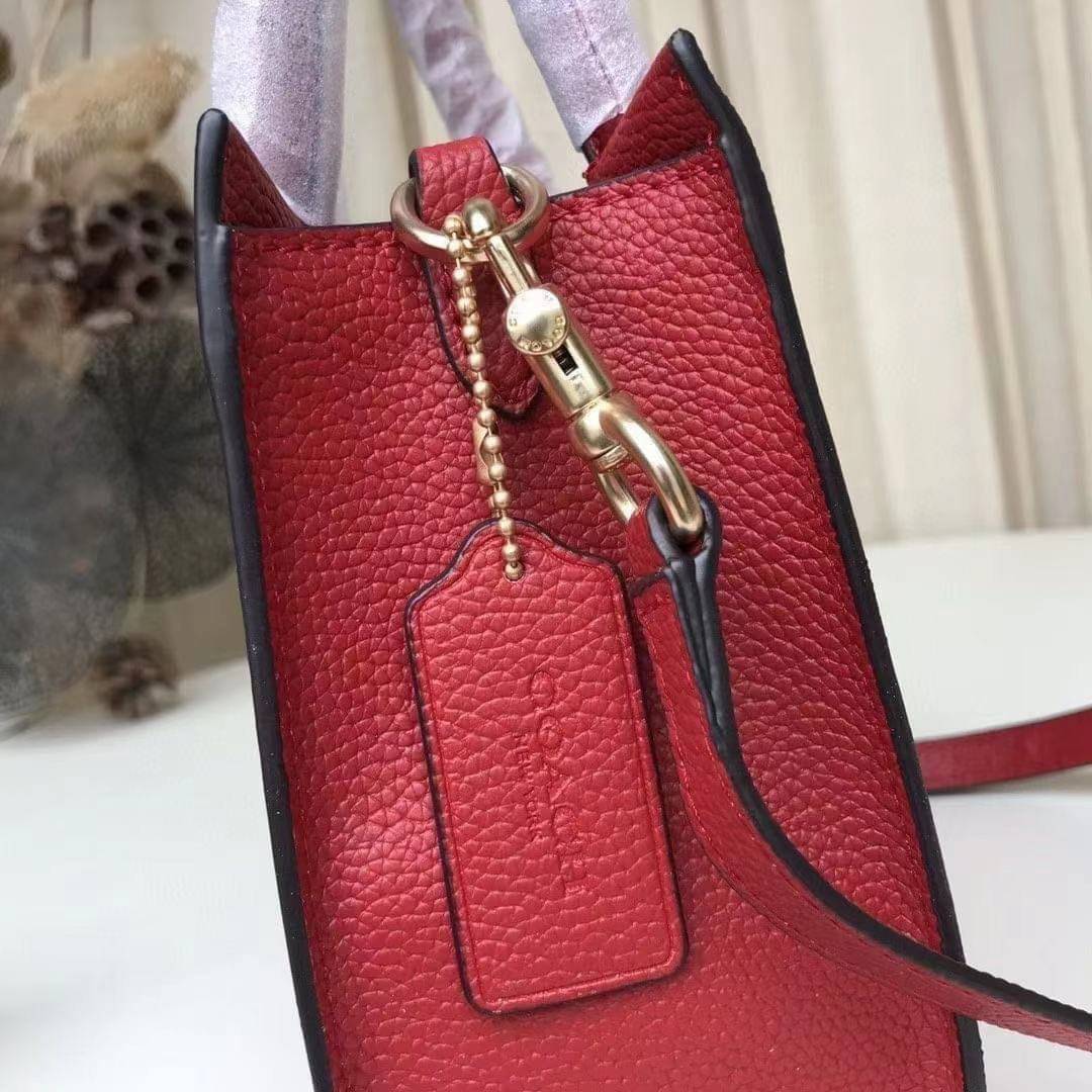 COACH MINI CALLY CROSSBODY IN SIGNATURE ((3599, 2184, 5693, 2134, 2183)) พร้อมส่งที่ไทยทันที! กระเป๋าสะพายครอสบอดี้ร์ กระเป๋าครอสบอดี้โท้ทมินิไซส์ รุ่นใหม่สุดฮอต!! ใบจริงคือน่ารักม้ากกกก!! สวยอยู่ทรง น่ารักน่าใช้ ทรงTote ปากกระเป๋าเปิดปิดแบบแม่เหล็ก ภายใน