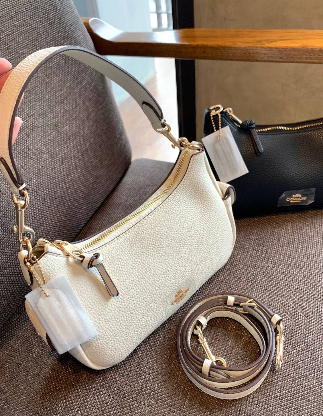 น้องออกใหม่ล่าสุดสวย หักใจไม่ลงเลยค่าา😘 COACH PENNIE SHOULDER BAG ((C7222)) พร้อมส่ง สีใหม่ล่าสุด ยังไม่มีในช๊อปไทยค่าา กระเป๋าหิ้ว//สะพายข้างได้ สุดคุ้ม! หนังแท้ชั้นดี ลายหนังสวย นิ่มมือดีมากๆค่ะ ปากกระเป๋าแบบซิปมีหนังห้อยเพิ่มความเก๋ ภายในกระเป๋