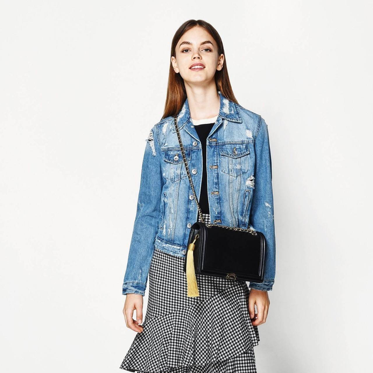 Pedro Velvet Tassel shoulder Bag รุ่นใหม่ชนช้อป!! จากแบรนด์ในเครือ charles&keith กระเป๋าสะพายข้างทรงกล่อง ตั้งอยู่ทรง สายสะพายโซ่ร้อยหนัง อะไหล่ทองทั้งใบ ด้านข้างประดับพู่สุดหรูสามารถสะพายได้ทั้งสายเดี่ยวและสายคู่ ภายในมีช่องซิปแยก สามารถใส่กระเป๋าสตางค์ท