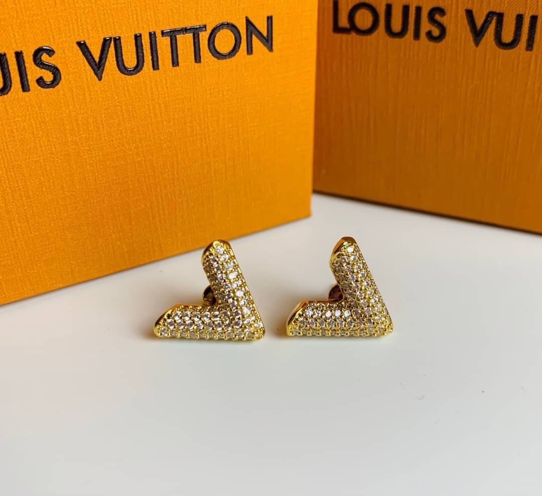 LV earring / Louis Vuitton earring ต่างหูหลุยส์ เกรดออริจินอล งานเคลือบโลหะทอง ไม่ลอกไม่ดำ เงาสวยคล้ายของจริงมากที่สุด สวยหรูหรา ผู้ดี ไฮโซสุดๆ งานเล่นไฟสวยมากค่ะ คอนเฟิม !!!!! เกรดสั่งทำแบบละเอียดที่สุด เก็บรายละเอียดครบ ปั้มโลโก้ สวยมากค่ะ