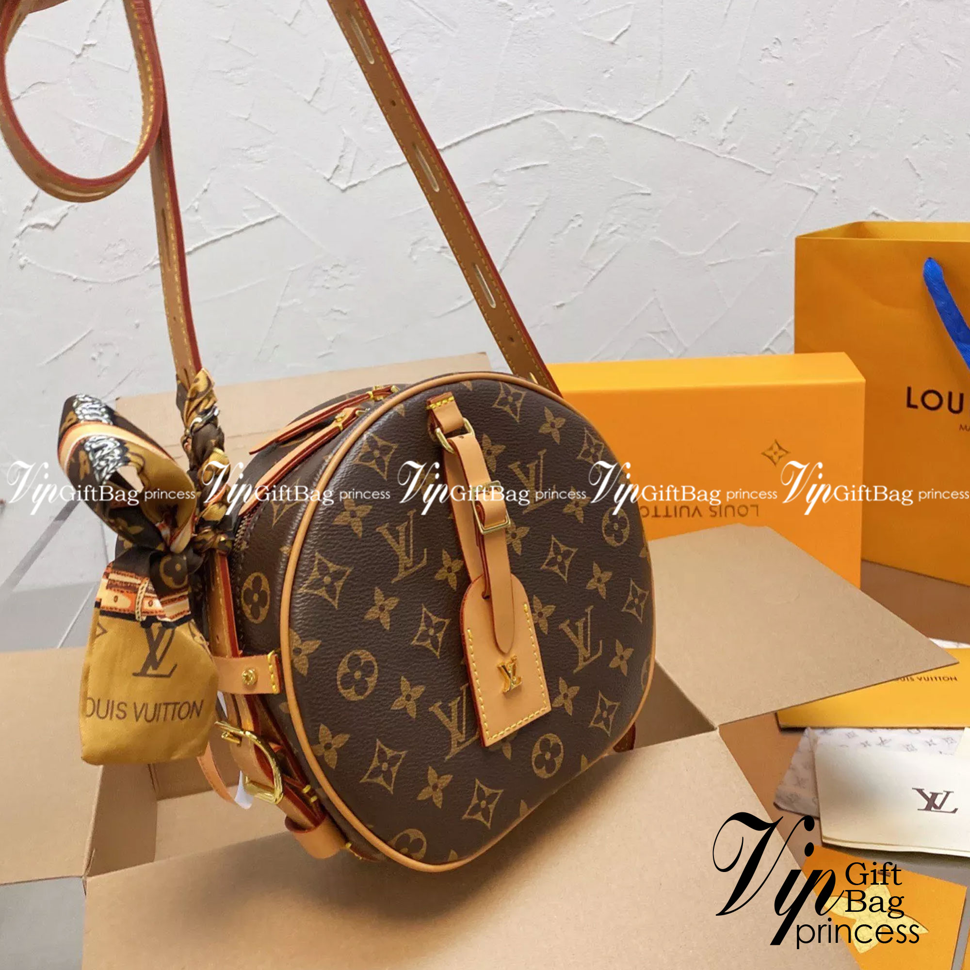 LV Boite Chapeau Souple MM กระเป๋าสะพายโดดเด่นด้วยรูปทรงกลมลายโมโนแกรมสุดชิค ขนาดกะทัดรัด เป็นรุ่นที่ตอบโจทย์และครองใจสาวๆ ได้อย่างแท้จริง ควรมีติดตู้ไว้สักใบ สามารถใช้งานได้ทั้งในชีวิตประจำวัน ไปเที่ยว ชอปปิ้ง รวมไปถึงงานสังสรรค์ค่ะ