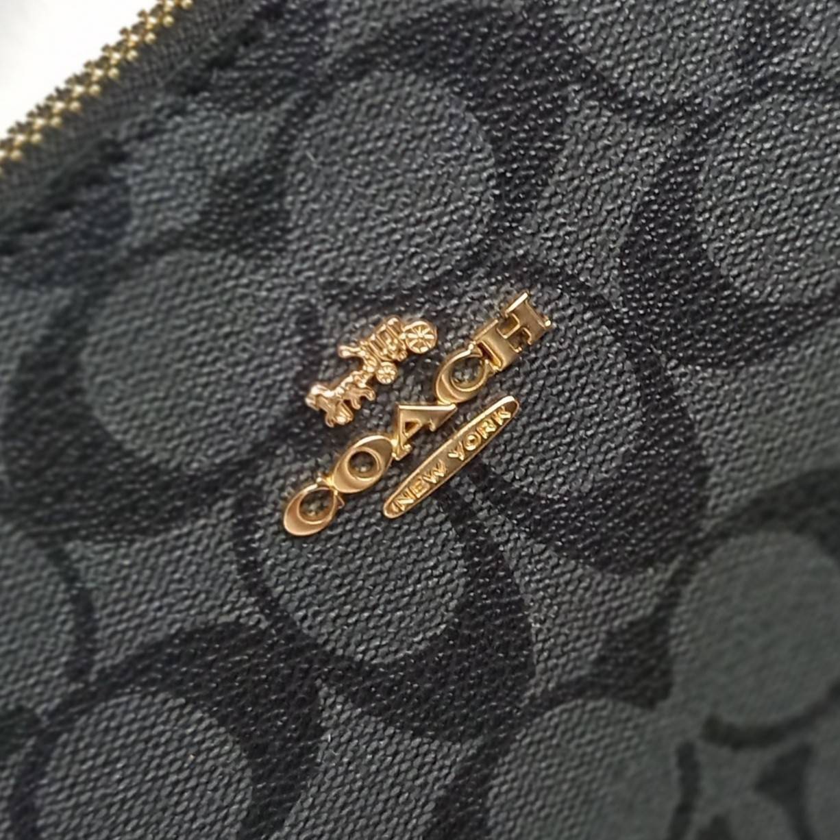 COACH LEWIS SHOULDER BAG IN SIGNATURE CANVAS (COACH F85696)🌺พอชใบใหญ่ ใส่ของได้จุใจ มีสายให้ 2 สาย อะไหล่สีทอง หรูหรา คลาสสิค สายยาวถอดได้ ปรับได้ ช่องด้านใน กว้างมากๆ ใช้ได้ทุกโอกาสจริงๆ แนะนำ ไม่ควรพลาดจ้า