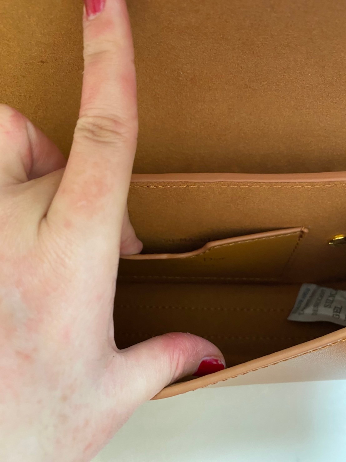 หนังแท้ DIOR BOBBY EAST-WEST BAG พร้อมส่งที่ไทย งานหนังแท้ทั้งใบเกรดออริจินอล ภาพสินค้าถ่ายจากงานขายจริง ใช้งานต่างประเทศได้ รุ่นใหม่ในฤดูกาลนี้ เพิ่มความทันสมัยให้กับซิลลูเอทของ Hobo ผ่านเส้นสายที่สง่างามและสัดส่วนที่กลมกลืนกัน สไตล์หนังลูกวัว โดดเด่นด้ว