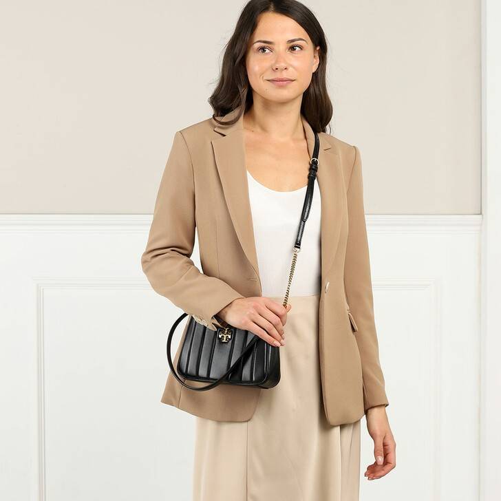 TORY BURCH KIRA MINI BAG กระเป๋าสะพายทรงพอช ง่ายต่อชีวิต!! ดีไซน์บุนวม เส้นคมสวยหรู วัสดุหนังแกะ สัมผัสดีงาม นิ่มมือ เปิด-ปิดด้วยซิป ภายในเป็นช่องโล่ง มีช่องใส่บัตร ใส่ของสำคัญได้ครบถ้วน มาพร้อมสายคล้องไหล่ในตัว และสายสะพายครอส ปรับได้ตามสะดวก ใบจริงสวยคม