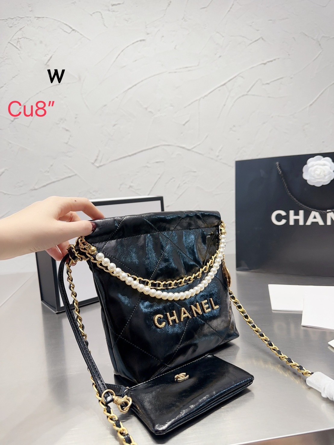 Chanel 22 mini bag with pearls 8" / Chanel Bag พร้อมส่ง กระเป๋าสะพาย สายโซ่อะไหล่ทองพร้อมสายมุกสวยหรู ทรงยอดฮิตในปี 2023 หิ้วหรือคล้องไหล่ได้ มาพร้อมกล่อง อปก ครบเซ็ท รอบนี้จัดราคาพิเศษสุดคุ้มค่ะ ใช้งานต่างประเทศได้ ภาพถ่ายจากงานขายจริง