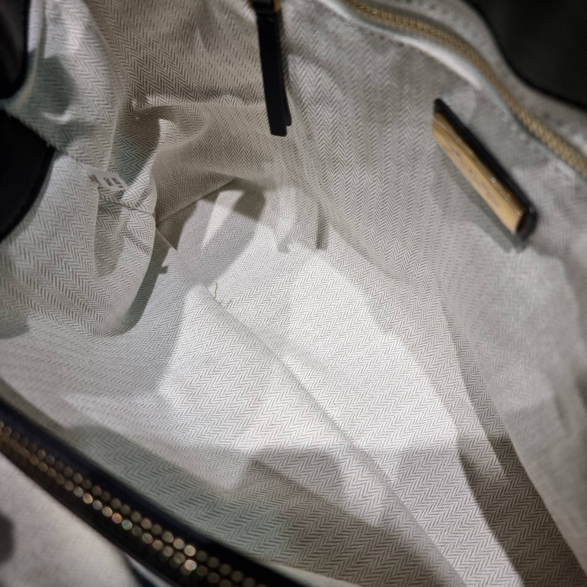 TORY BURCH KIRA CHEVRON TOTE กระเป๋าสะพายรุ่นที่ใครๆก็ต้องมี กับทรงโท้ทไซส์ใหญ่ ใช้ยังไงก็ดูหรู ดีไซน์เฉพาะตัว วัสดุหนังสัมผัสนิ่ม