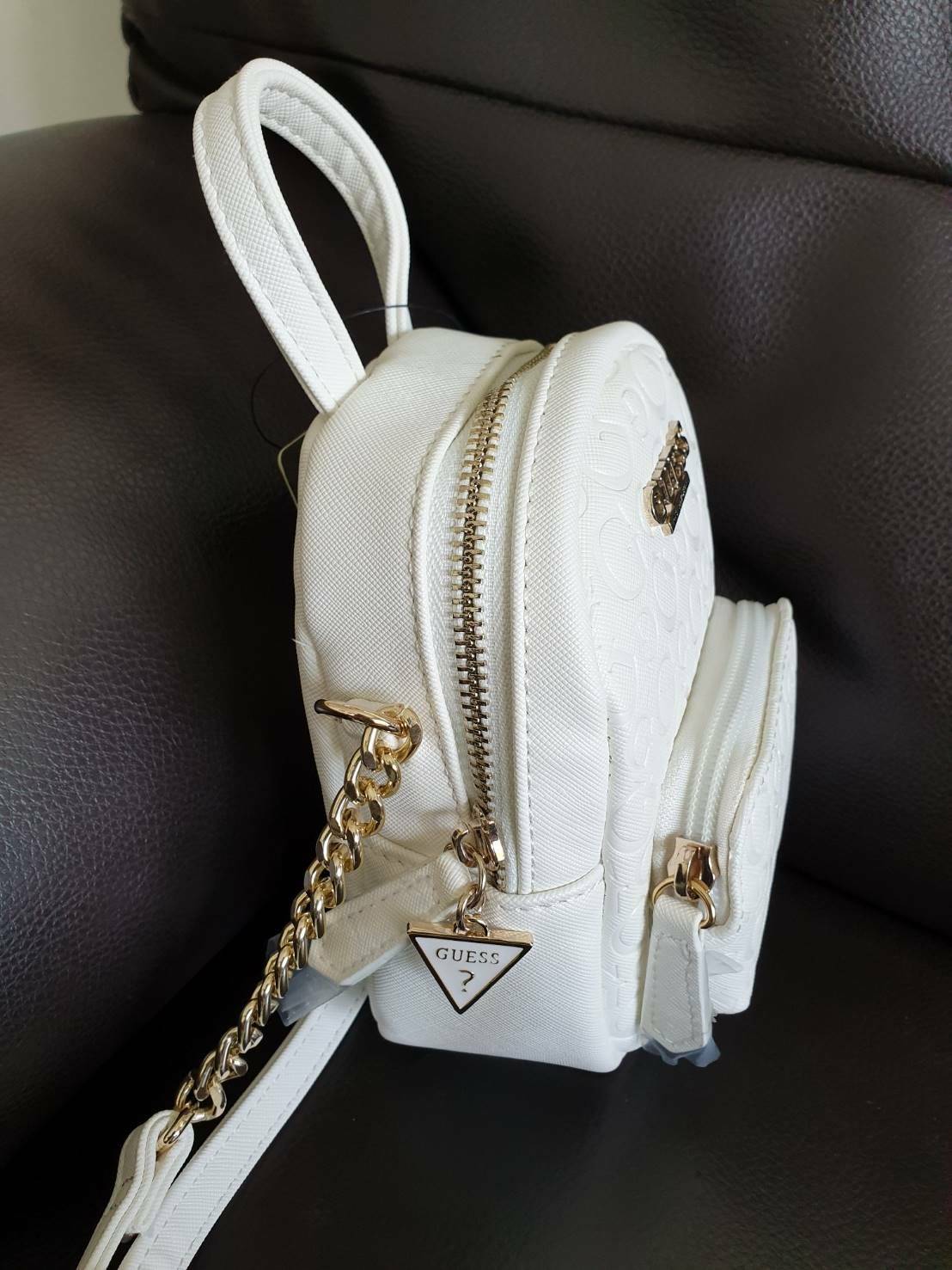 กระเป๋าสะพายข้าง Guess ด้านหน้าติดชื่อแบรนด์ มีช่องซิปด้านหน้า ด้านบนเป็นช่องเปิดปิดซิปมีสัญลักษณ์แบรนด์ติดที่ตัวจับซิปด้วย ด้านในเป็นช่องกว้าง มีช่องเสียบสิ่งของด้วยค่ะ ตัวสายสะพายเป็นโซ่ตัดต่อกับสายหนัง สามารถปรับระดับได้ สวยเก๋ขนาดนี้ รีบมาจับมาจองเป็น