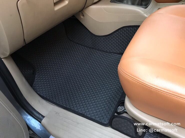 พรมปูพื้นรถยนต์ TOYOTA VIGO 4ประตู ลายสนุ๊กสีดำ เข้ารูป