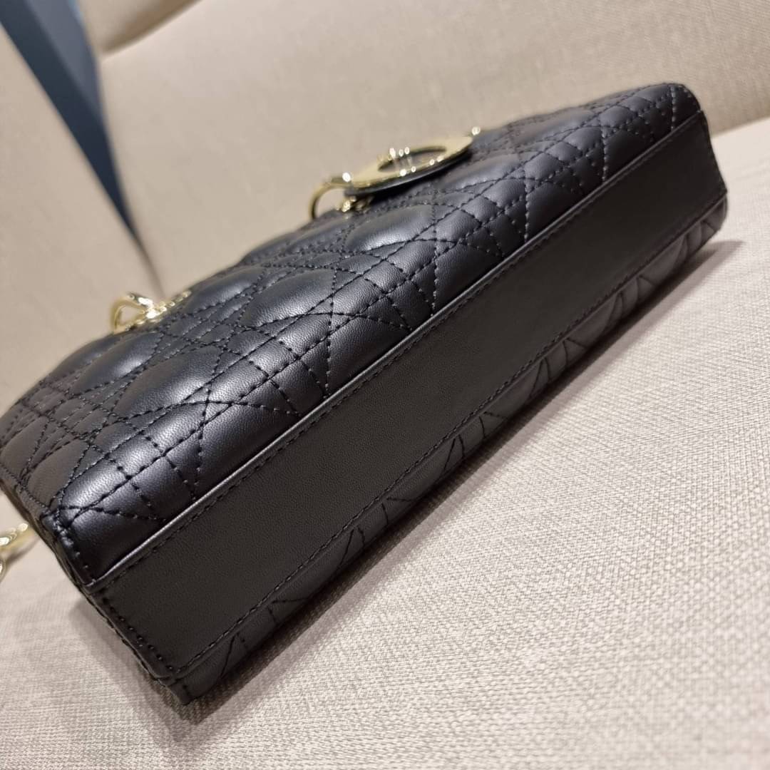 Medium Lady D-Joy Bag Cannage Lambskin / CD LADY D-JOY BAG ดีไซน์ใหม่ อัพเลเวลความหรู กับกระเป๋าสะพายข้างที่รอบนี้ดีไซน์รูปทรงโฉมใหม่ ใช้งานง่ายขึ้น สะดวกใช้มากขึ้น