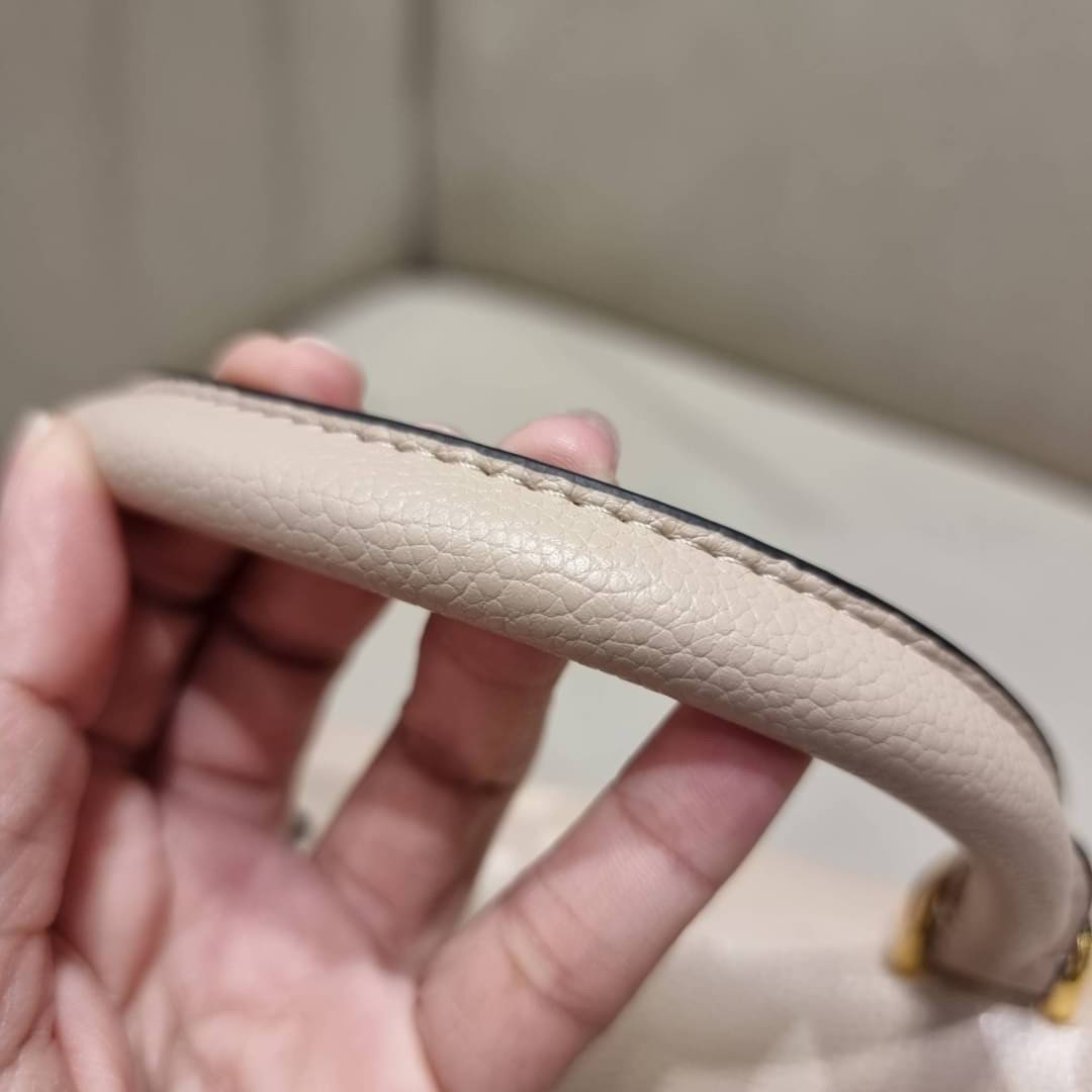 VIP 🥂 LV MADELEINE BAG ใหม่ล่าสุด อีกหนึ่งรุ่นคลาสสิคหายาก ที่สาวๆรอคอย กระเป๋าถือ/สะพายข้าง ดีไซน์เรียบง่าย แต่เต็มไปด้วยดีเทลความหรู วัสดุหนังวัวปั๊มลายเอกลักษณ์ เปิด‐ปิดด้วยอะไหล่กดล็อคสีทองหรู และมีพวงหนังห้อยพิเศษแถมมาให้ด้วย ภายในแบ่งสัดส่วน