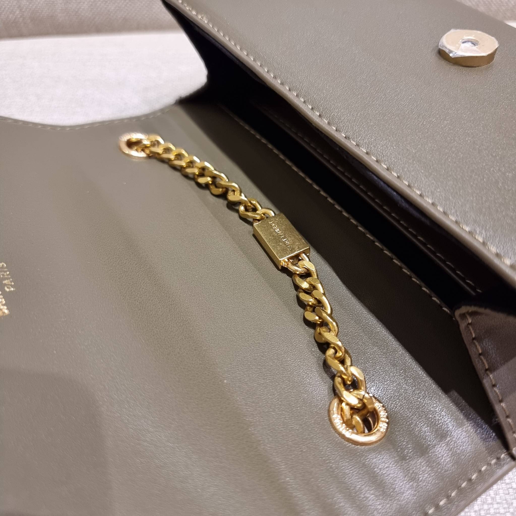 Yves Saint laurent small kate bag สุดหรู ทรง woc ที่แสนจะฮอตปรอทแตก ดีไซน์เรียบ แต่แอบมีดีเทลความหรูที่พู่ห้อยสีทองโดดเด่น เพิ่มความแพงอีกหนึ่ง วัสดุหนังแท้สัมผัสดีงาม ใช้งานง่ายเพียงแค่เปิด-ปิดด้วยกระดุมแม่เหล็ก ภายในเป็นช่องโล่ง มีช่องใส่บัตร ใส่มือถือ 