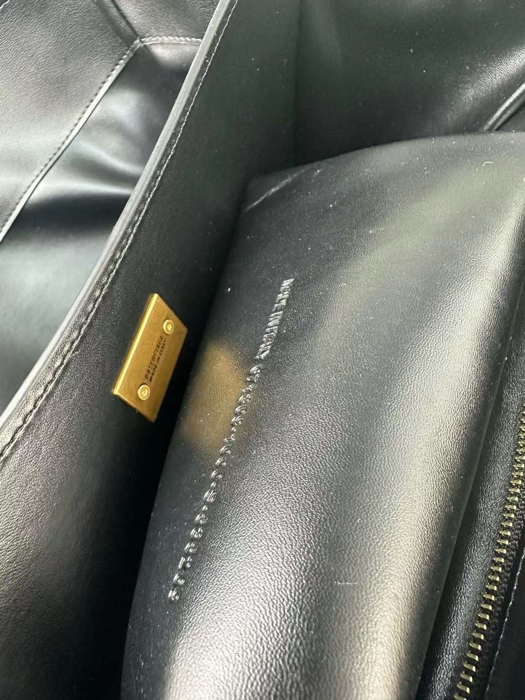 Balenciaga Rodeo Medium Handbag in Black 35cm กระเป๋าสะพายหนังเรียบผิวสัมผัสนุ่มสบายผิว ดีไซน์เรียบหรูตามเอกลักษณ์ของแบรนด์ ภายในโล่งกว้าง จุของได้เยอะ ใบจริงน้องสวยน่าใช้มาก จัดให้ครบเซ็ทในราคาน่ารัก ห้ามพลาด!!