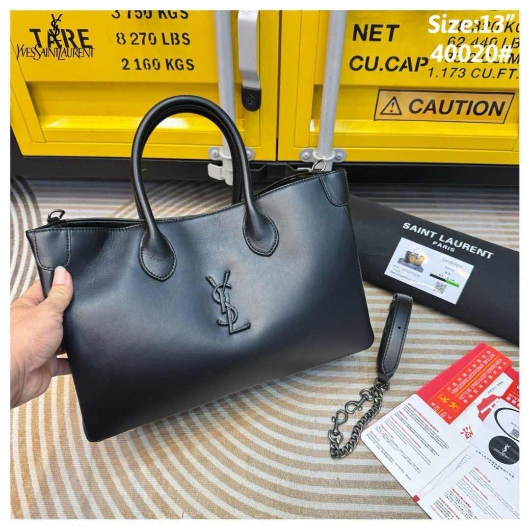 YSL Raphael Tote Bag กระเป๋าสะพายทรงโท้ทคอลใหม่ ขนาดกำลังสวย จุของได้เต็มที่ รูปทรงคลาสสิคชวนใช้ แต่งโลโก้หนังยับโดดเด่นเป็นเอกลักษณ์