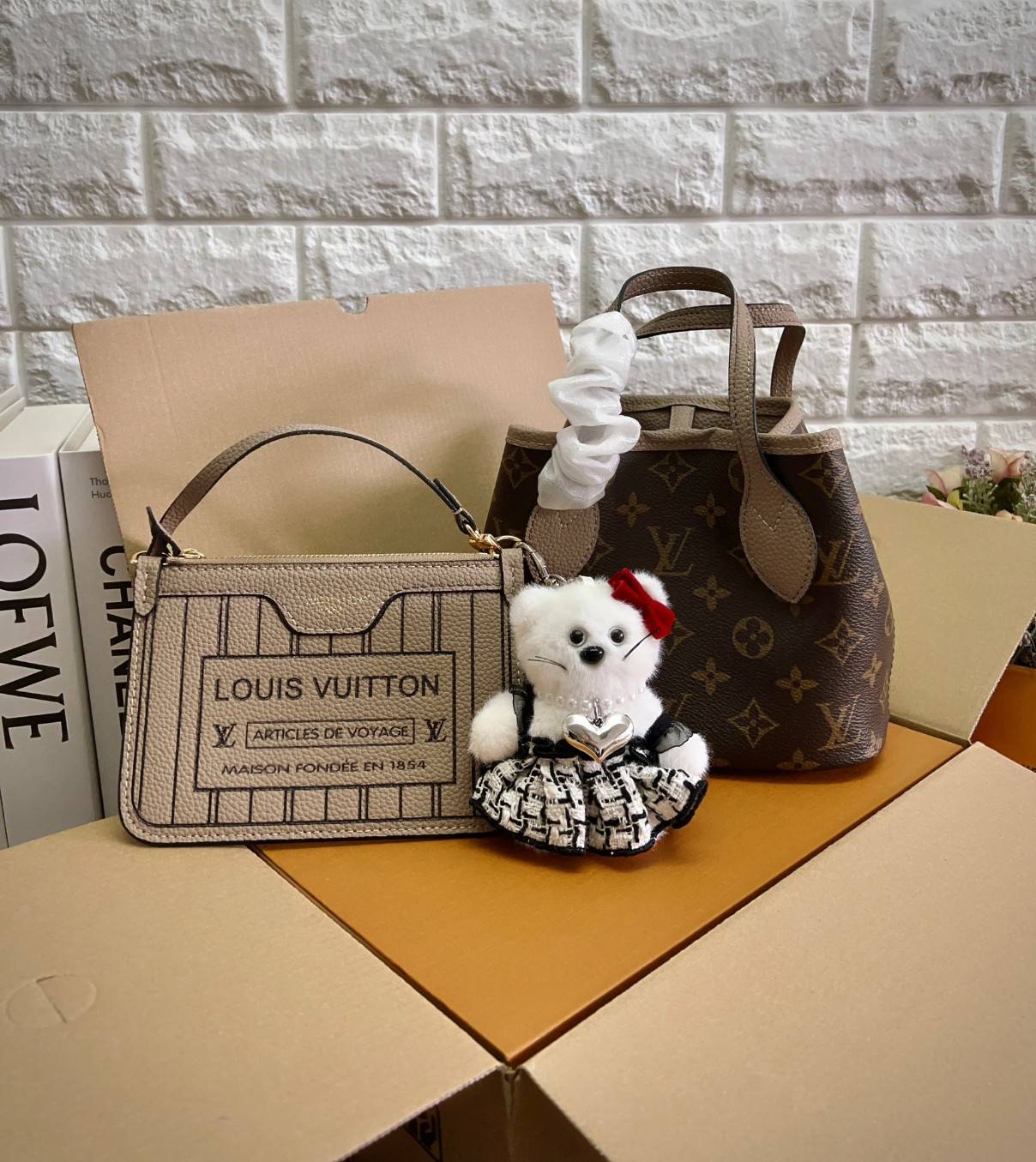 LV Neverfull Bandoulière Inside Out BB กระเป๋าทรงโท้ทไซส์เล็กใช้งานได้สองด้าน มีตะขอเกี่ยวสามารถปรับรูปทรงกระเป๋าได้หนังแท้นิ่มสวย ลายโมโนแกรมและหนังลายเกรน มาพร้อมใบลูกเข้าเซ็ทใส่สายสะพายยาวได้