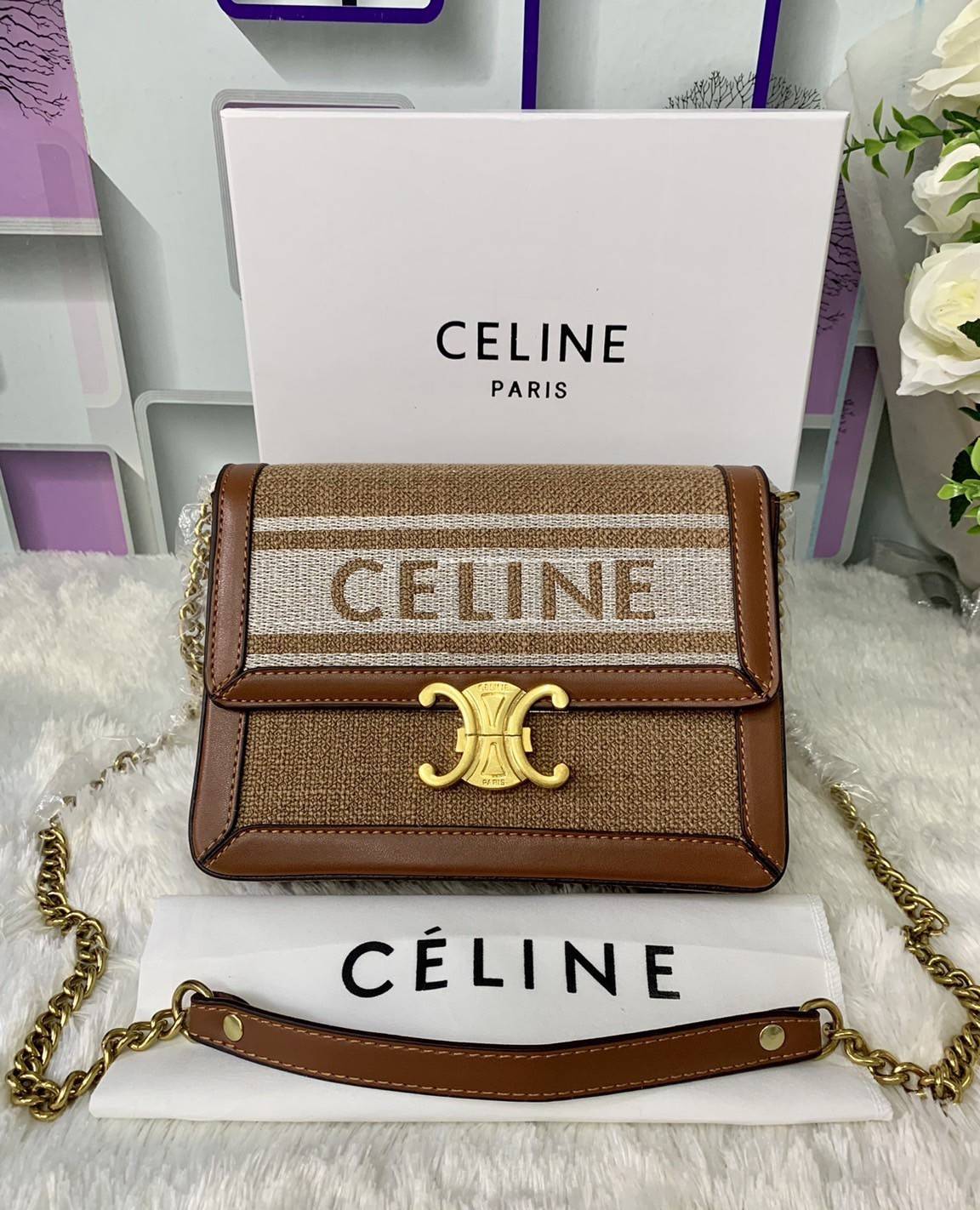 CELINE TRIOMPHE BAG VIP GIFT WITH PURCHASE (GWP) พรีเมี่ยมกิ๊ฟ Limited Edition จาก CELINE PERFUME DUTYFREE COUNTER วัสดุ Textile Canvas & CalfSkin ดีไซน์ทรงสี่เหลี่ยมผืนผ้า อะไหล่ทอง ด้านหน้าปักโลโก้แบรนด์เด่นชัด ด้านหลังมีช่องสำหรับใส่ของอีก 1 ช่อง สายสะ