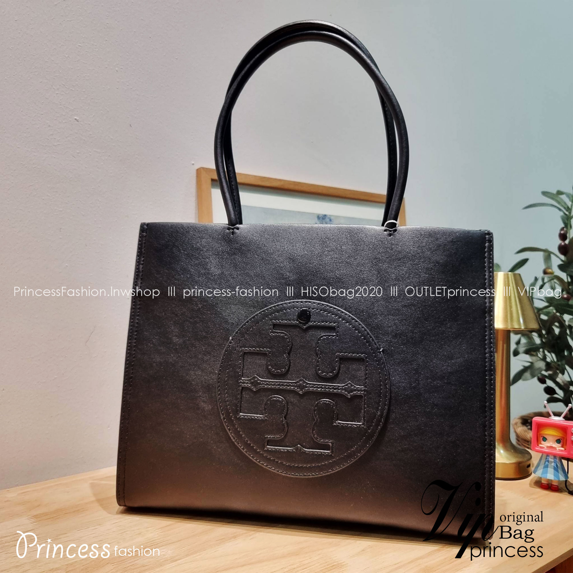 TORY BURCH ECO ELLA TOTE BAG / TORY TOTE BAG พร้อมส่ง 3 สี กระเป๋าสะพายทรงโท้ท ขนาดกำลังสวย จุของได้เต็มที่ รูปทรงคลาสสิคชวนใช้ โดดเด่นด้วย patch โลโก้ คอลเลคชั่นน้องใหม่ ส่งมาให้สาวๆได้ใจฟูอีกหนึ่งไอเท็ม